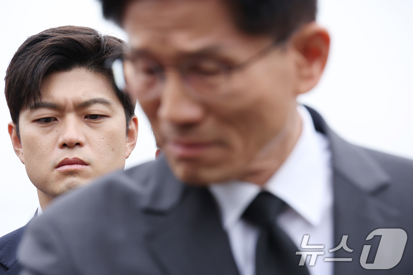 (광주=뉴스1) 이광호 기자 = 김문수 국민의힘 대통령 후보와 김용태 비상대책위원장이 17일 광주 북구 국립 5·18 민주묘지를 찾아 박관현 열사 묘역에서 참배하고 있다.  202 …