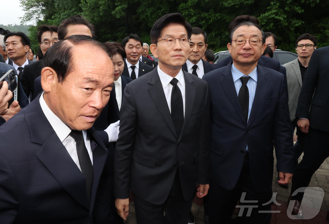 (광주=뉴스1) 이광호 기자 = 김문수 국민의힘 대통령 후보가 17일 광주 북구 국립 5.18민주묘지를 찾아 참배하기 위해 들어서고 있다. (공동취재) 2025.5.17/뉴스1