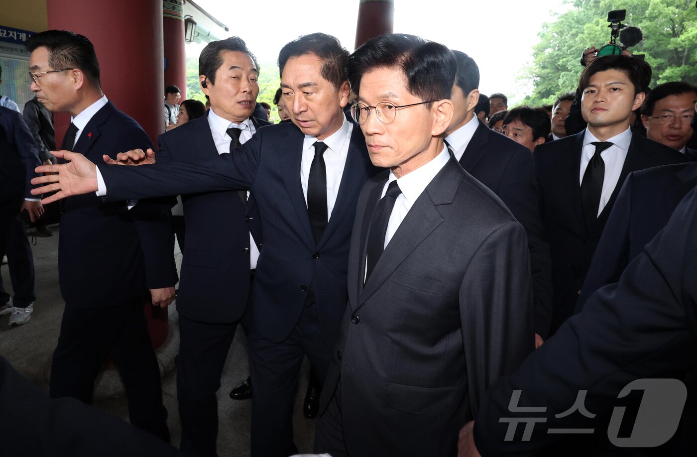 본문 이미지 - 김문수 국민의힘 대통령 후보가 17일 광주 북구 국립 5.18민주묘지를 찾아 참배하기 위해 들어서고 있다. &#40;공동취재&#41; 2025.5.17/뉴스1 ⓒ News1 이광호 기자