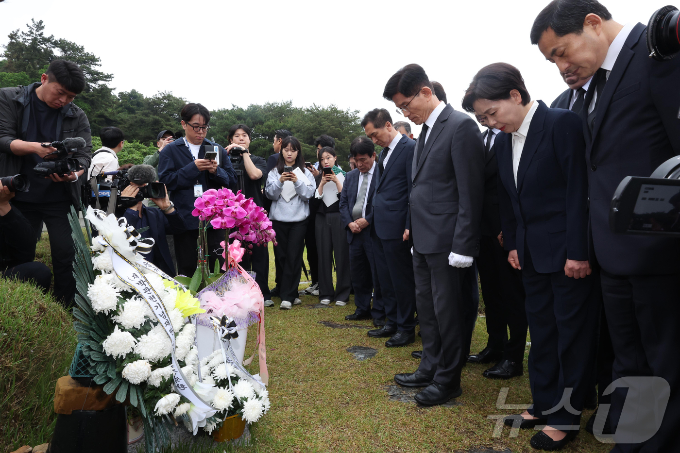 (광주=뉴스1) 이광호 기자 = 김문수 국민의힘 대통령 후보와 의원들이 17일 광주 북구 국립 5.18민주묘지 박관현 열사의 묘소 앞에서 묵념을 하고 있다.박관현 열사는 1982년 …