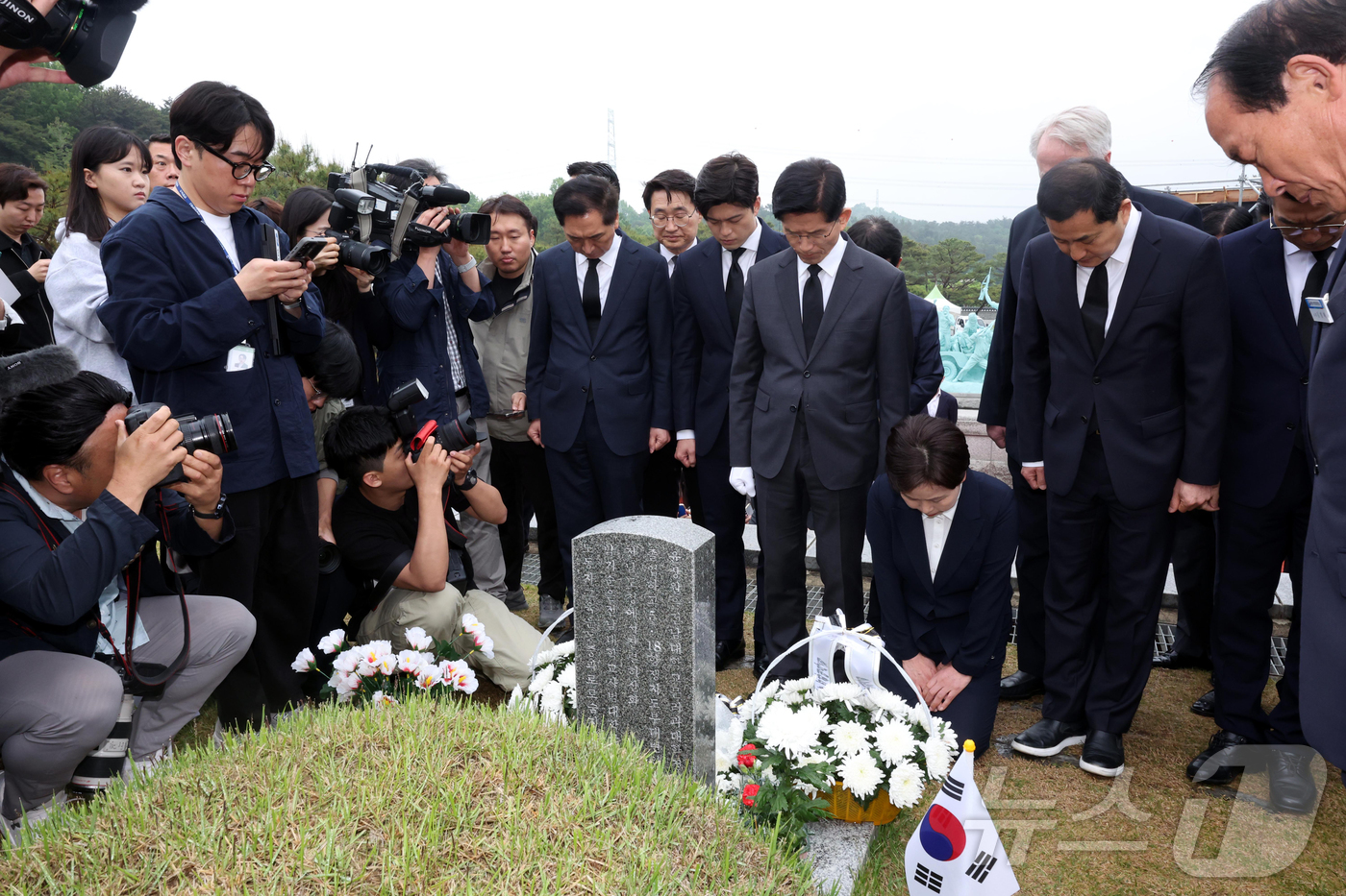 (광주=뉴스1) 이광호 기자 = 김문수 국민의힘 대통령 후보가 17일 광주 북구 국립 5.18민주묘지에서 5.18 시민군 대변인 윤상원 열사의 묘소를 참배하고 있다. (공동취재) …