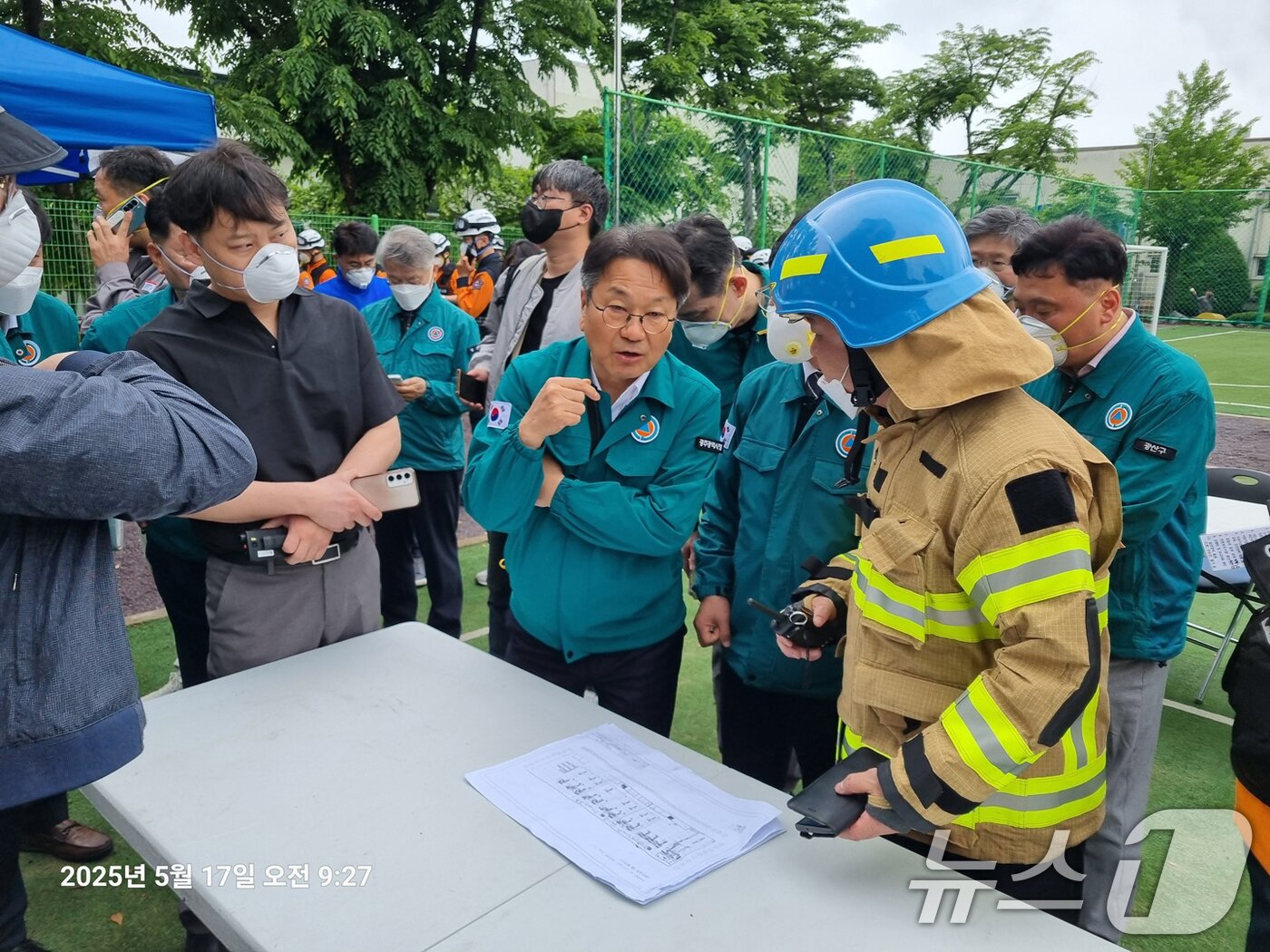 본문 이미지 - 강기정 광주시장이 17일 오전 불이 난 광주 광산구 금호타이어 공장에서 화재 진압 대응을 주문하고 있다.&#40;광주시 제공. 재판매 및 DB 금지&#41; ⓒ News1