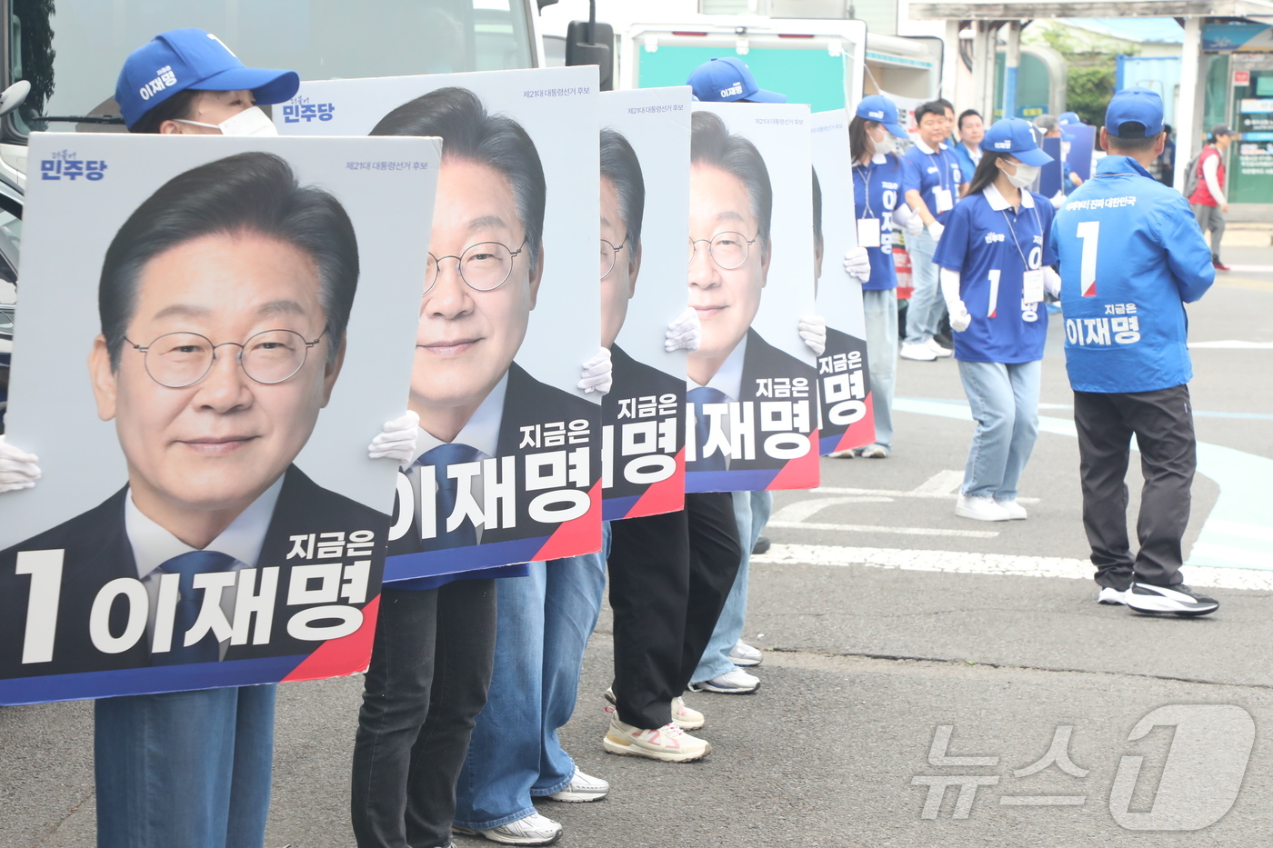 (제주=뉴스1) 강승남 기자 = 더불어민주당 이재명 대통령 후보 진짜 대한민국 제주도당 선거대책위원회(이재명 제주선대위)는 6·3 대선 공식 선거 운동 첫 주말인 17일 제주시 민 …