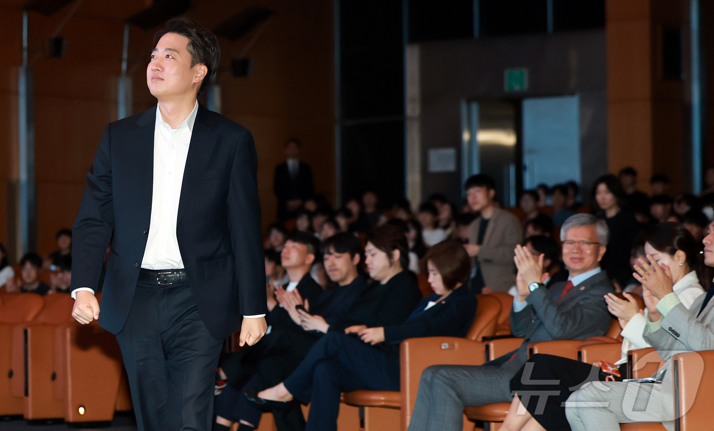 (서울=뉴스1) 김진환 기자 = 이준석 개혁신당 대통령 후보가 17일 오전 서울 강남구 코엑스에서 열린 제11회 젊은의사포럼에서 강연하기 위해 단상으로 향하고 있다. 2025.5. …