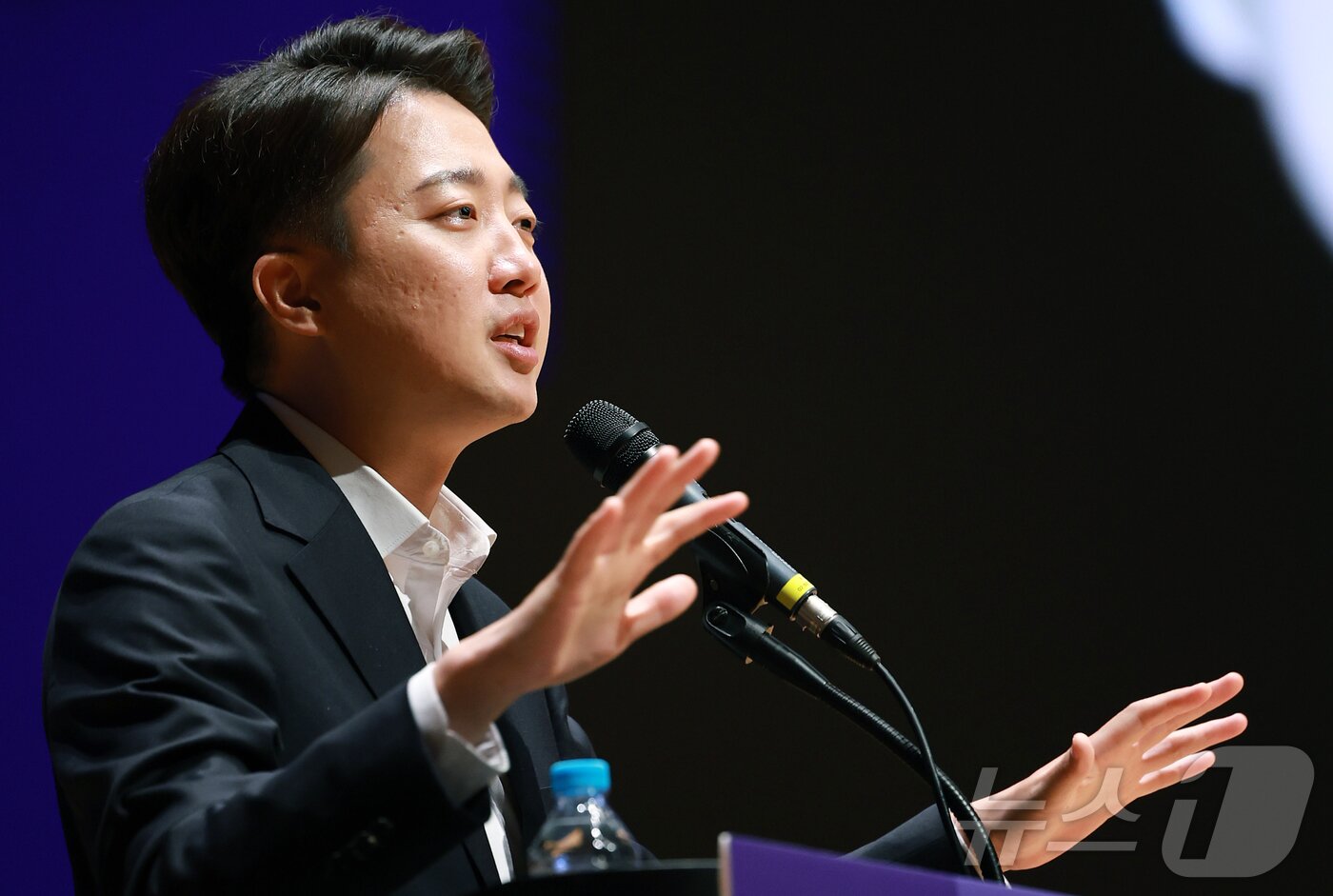 본문 이미지 - 이준석 개혁신당 대통령 후보가 17일 오전 서울 강남구 코엑스에서 열린 제11회 젊은의사포럼에서 강연자로 나서 발언하고 있다. 2025.5.17/뉴스1 ⓒ News1 김진환 기자