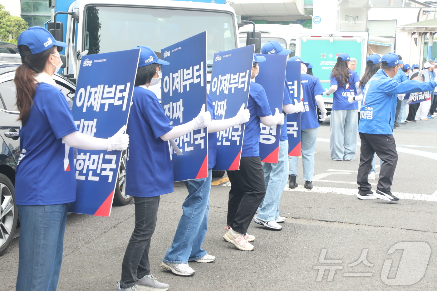 (제주=뉴스1) 강승남 기자 = 더불어민주당 이재명 대통령 후보 진짜 대한민국 제주도당 선거대책위원회(이재명 제주선대위)는 6·3 대선 공식 선거 운동 첫 주말인 17일 제주시 민 …