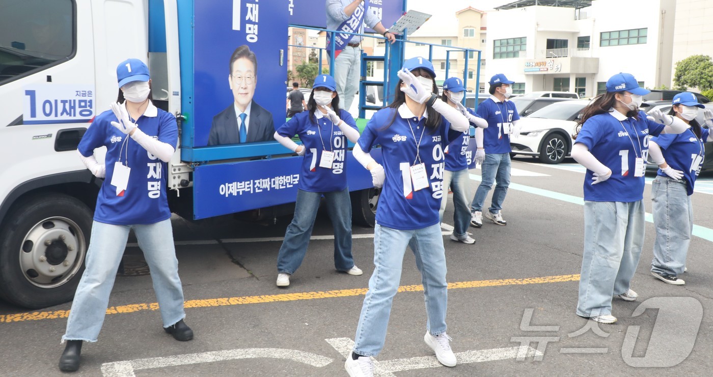 (제주=뉴스1) 강승남 기자 = 더불어민주당 이재명 대통령 후보 진짜 대한민국 제주도당 선거대책위원회(이재명 제주선대위)는 6·3 대선 공식 선거 운동 첫 주말인 17일 제주시 민 …