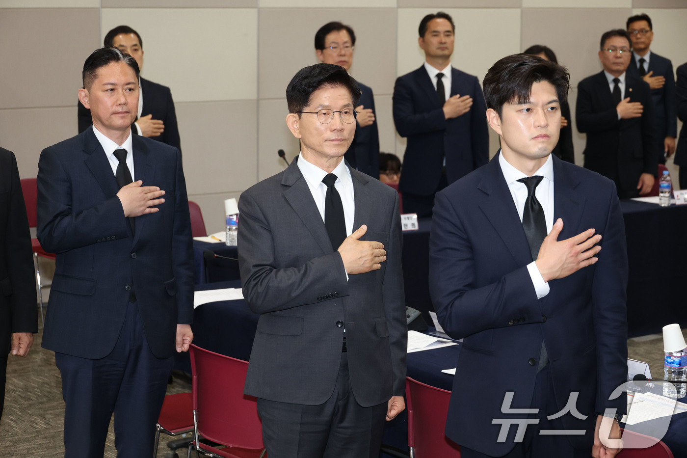 (광주=뉴스1) 이광호 기자 = 김문수 국민의힘 대통령 후보와 김용태 비상대책위원장이 17일 오전 광주 서구 김대중컨벤션센터에서 열린 중앙선거대책위원회 광주·전북·전남 현장회의에서 …