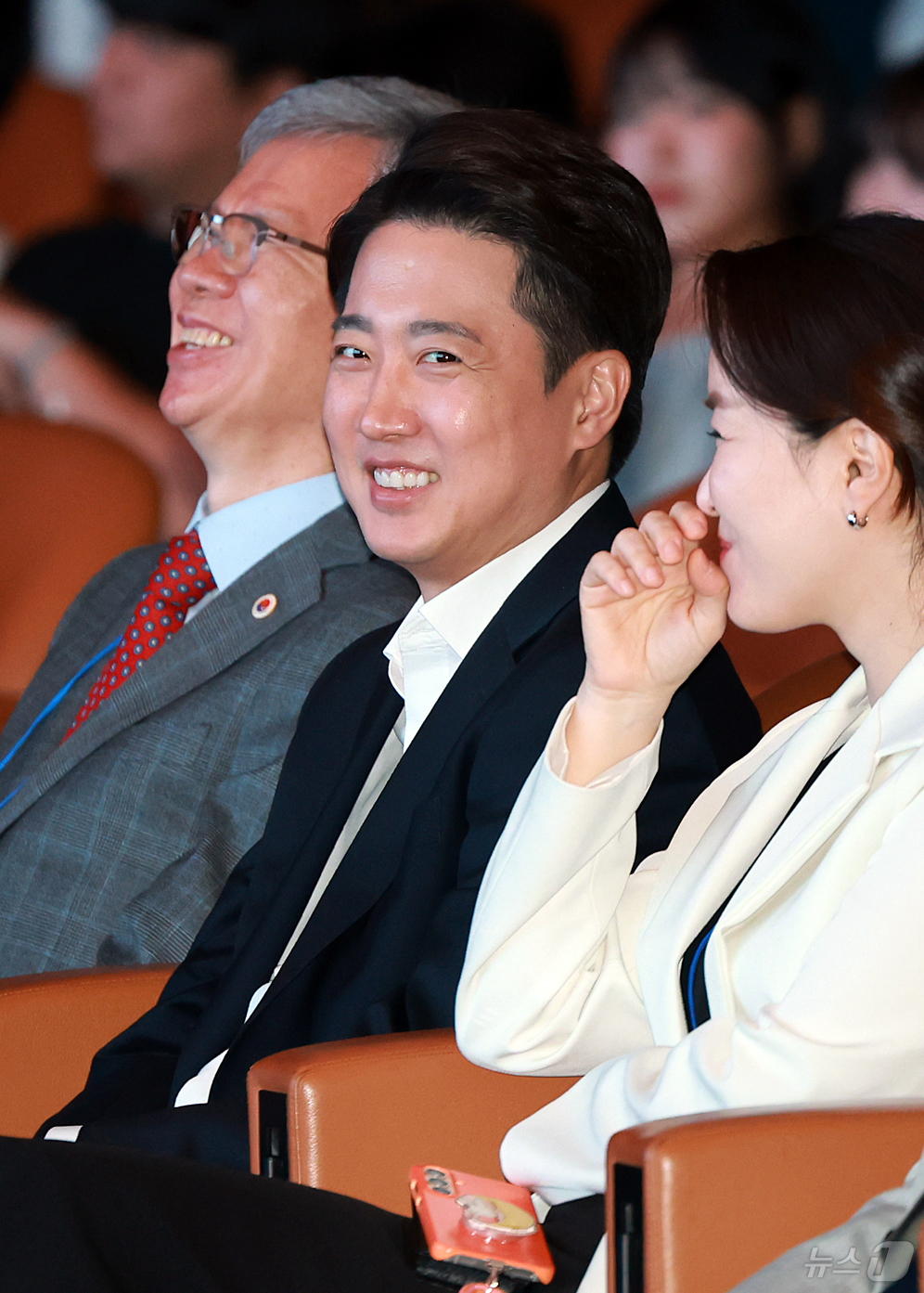 (서울=뉴스1) 김진환 기자 = 이준석 개혁신당 대통령 후보가 17일 오전 서울 강남구 코엑스에서 열린 제11회 젊은의사포럼에서 미소를 짓고 있다. 2025.5.17/뉴스1