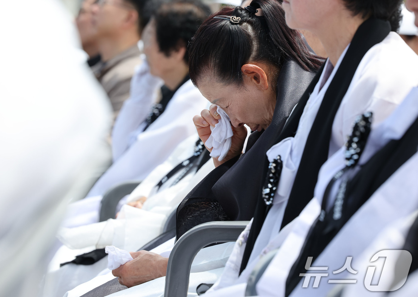 (광주=뉴스1) 박지현 기자 = 5·18민주화운동 제45주년을 하루 앞둔 17일 광주 북구 운정동 국립5·18민주묘지에서 열린 '5·18민중항쟁 제45주년 추모제'에 참석한 소복을 …