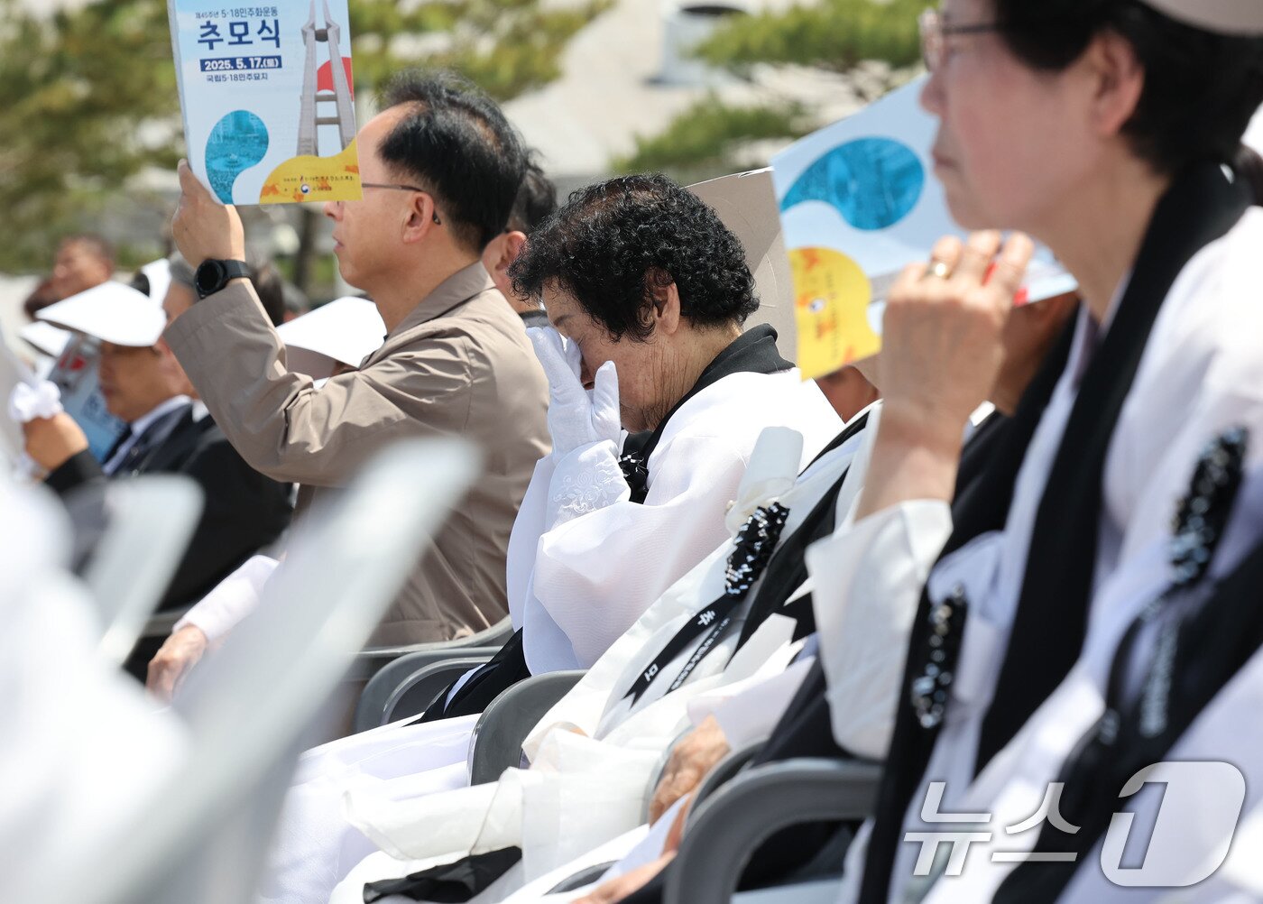 본문 이미지 - 5·18민주화운동 제45주년을 하루 앞둔 17일 광주 북구 운정동 국립5·18민주묘지에서 &#39;5·18민중항쟁 제45주년 추모제&#39;에서 소복을 입은 오월어머니가 눈물 흘리고 있다. ⓒ News1 박지현 기자