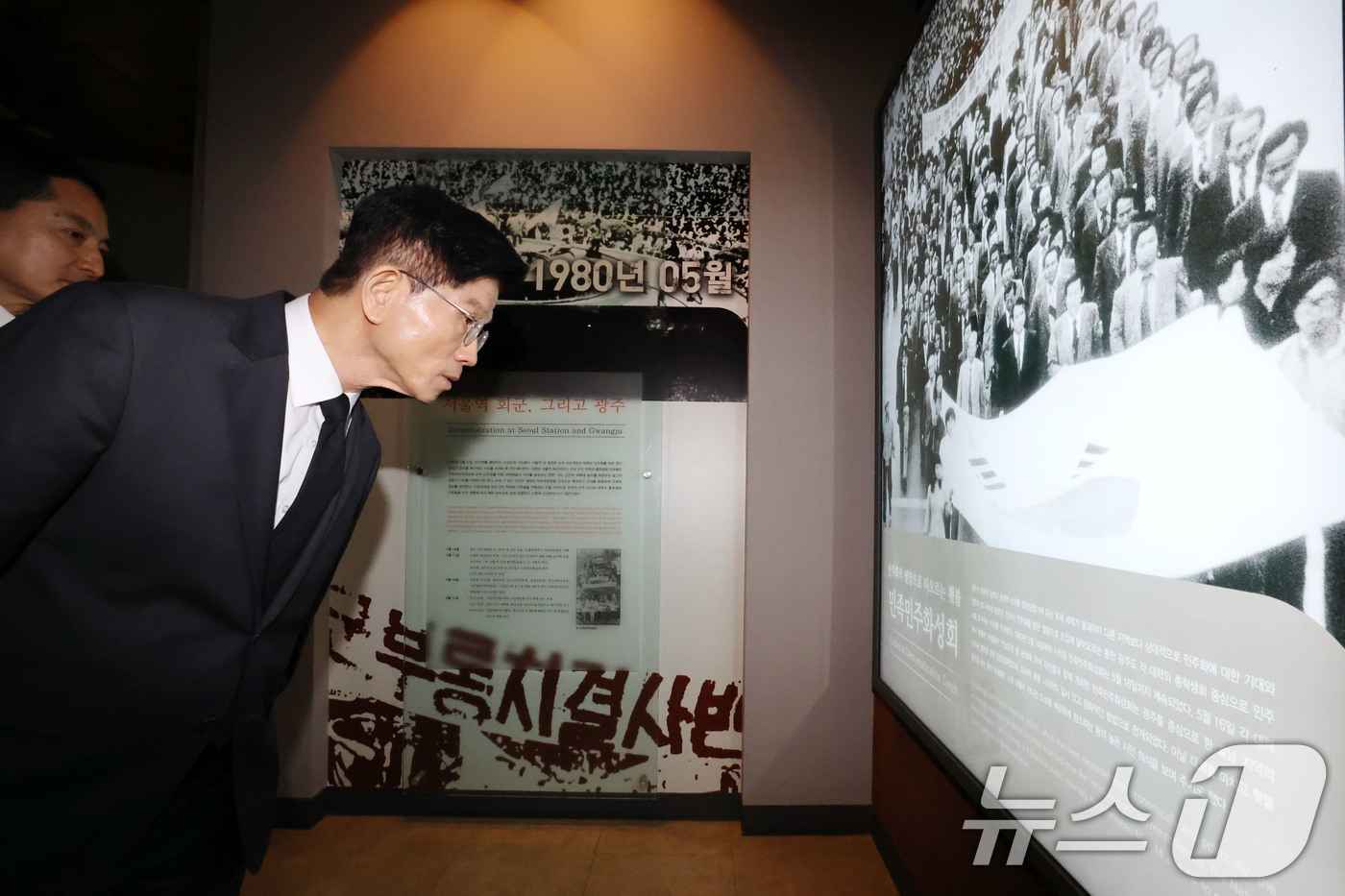 (광주=뉴스1) 이광호 기자 = 김문수 국민의힘 대통령 후보가 17일 오전 광주 북구 5.18민주묘지를 찾아 참배를 마친 뒤 5.18추모관을 둘러보고 있다. 2025.5.17/뉴스 …