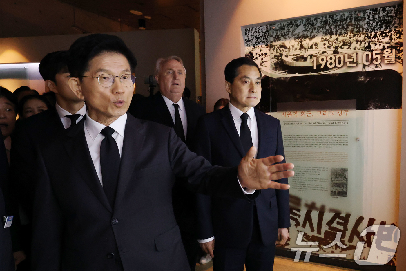 (광주=뉴스1) 이광호 기자 = 김문수 국민의힘 대통령 후보가 17일 오전 광주 북구 5.18민주묘지를 찾아 참배를 마친 뒤 5.18추모관을 둘러보고 있다. 2025.5.17/뉴스 …