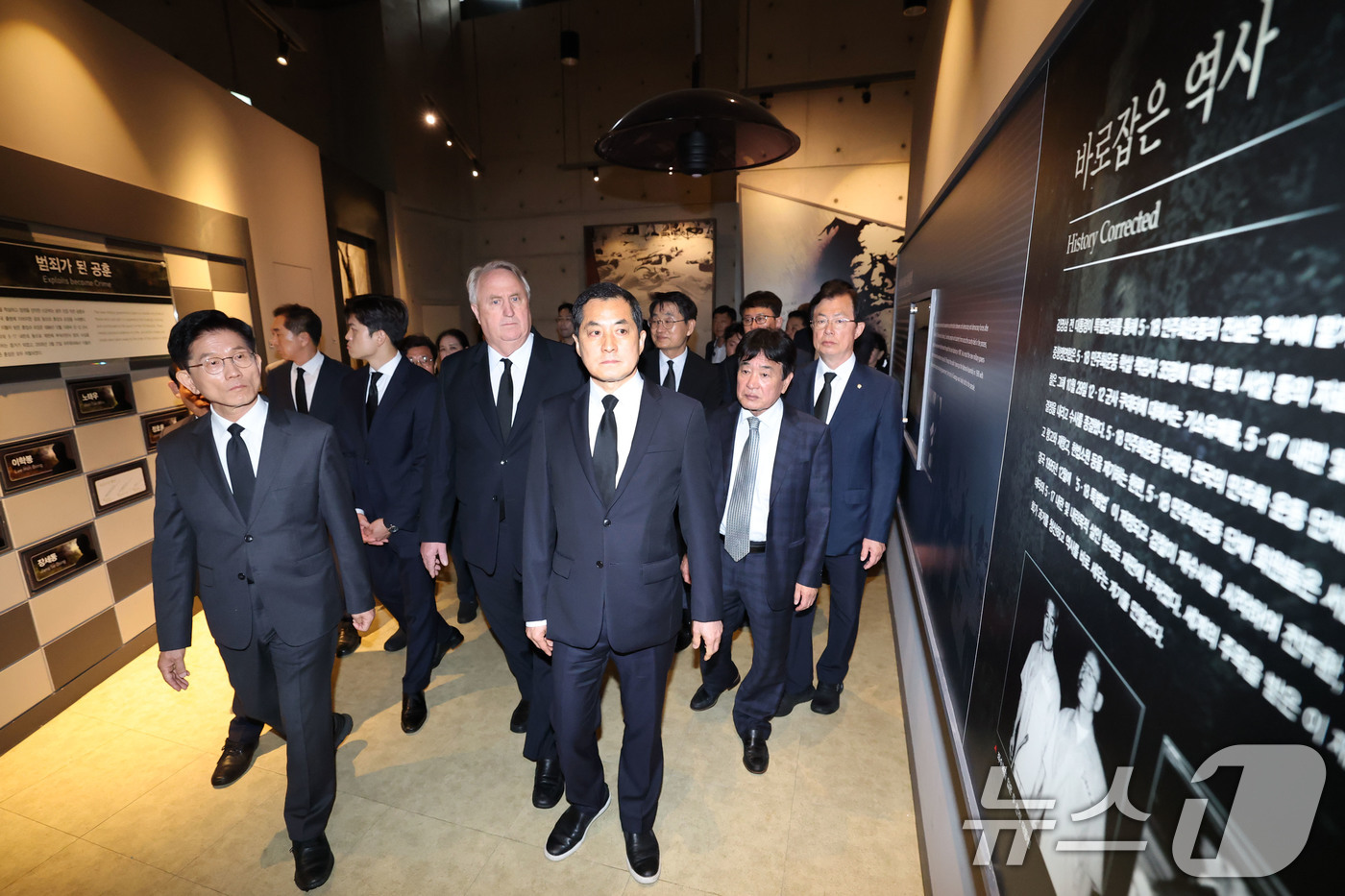 (광주=뉴스1) 이광호 기자 = 김문수 국민의힘 대통령 후보가 17일 오전 광주 북구 5.18민주묘지를 찾아 참배를 마친 뒤 5.18추모관을 둘러보고 있다. 2025.5.17/뉴스 …