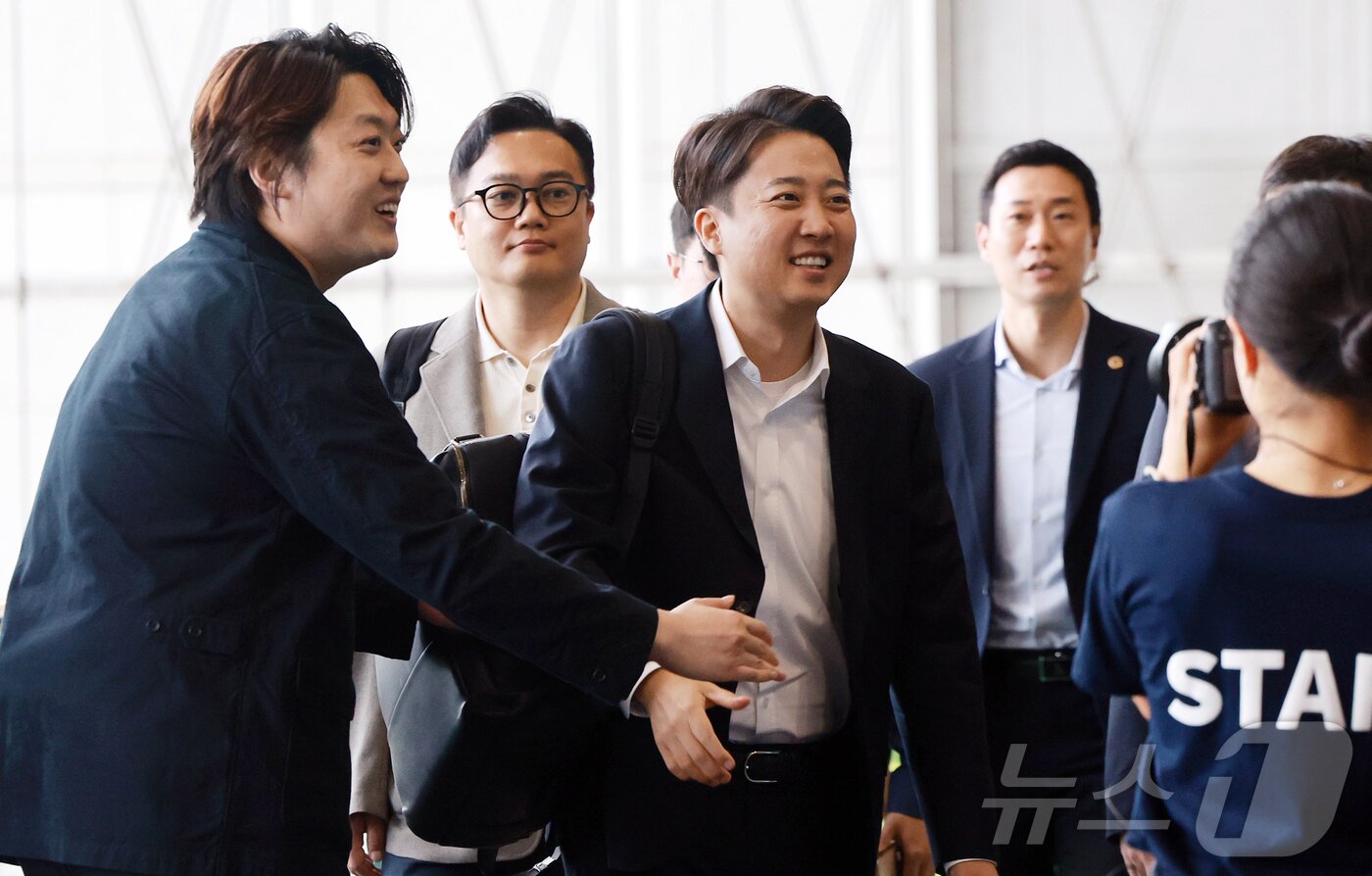본문 이미지 - 박단 대한전공의협의회 비상대책위원장&#40;대한의사협회 부회장&#41;과 이준석 개혁신당 대통령 후보가 17일 오전 서울 강남구 코엑스에서 열린 제11회 젊은의사포럼에 참석해 인사를 나누고 있다. 2025.5.17/뉴스1 ⓒ News1 김진환 기자