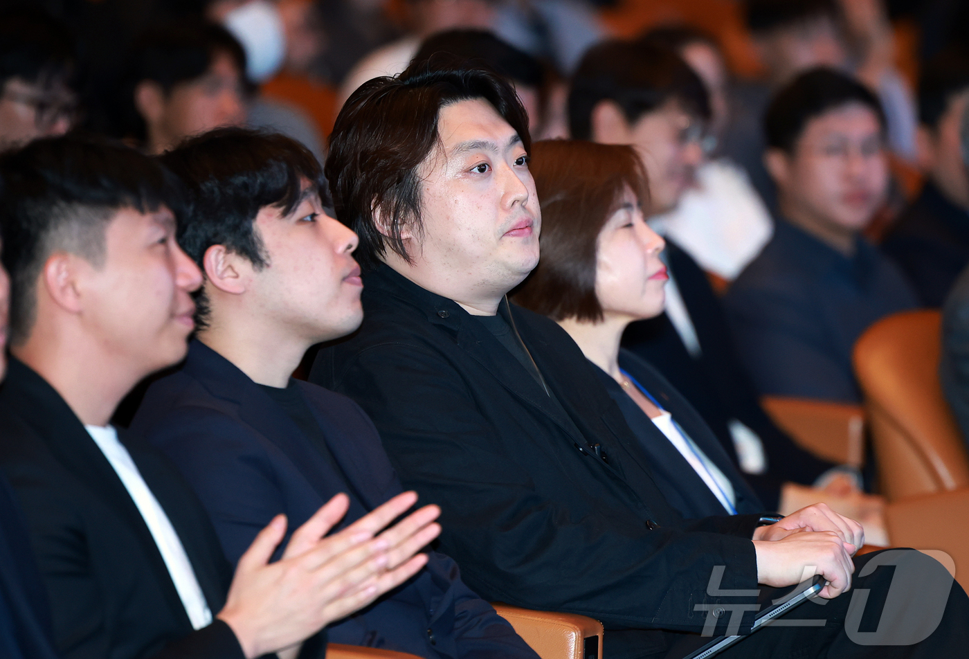 (서울=뉴스1) 김진환 기자 = 박단 대한전공의협의회 비상대책위원장(대한의사협회 부회장)이 17일 오전 서울 강남구 코엑스에서 열린 제11회 젊은의사포럼에 참석해 김택우 대한의사협 …