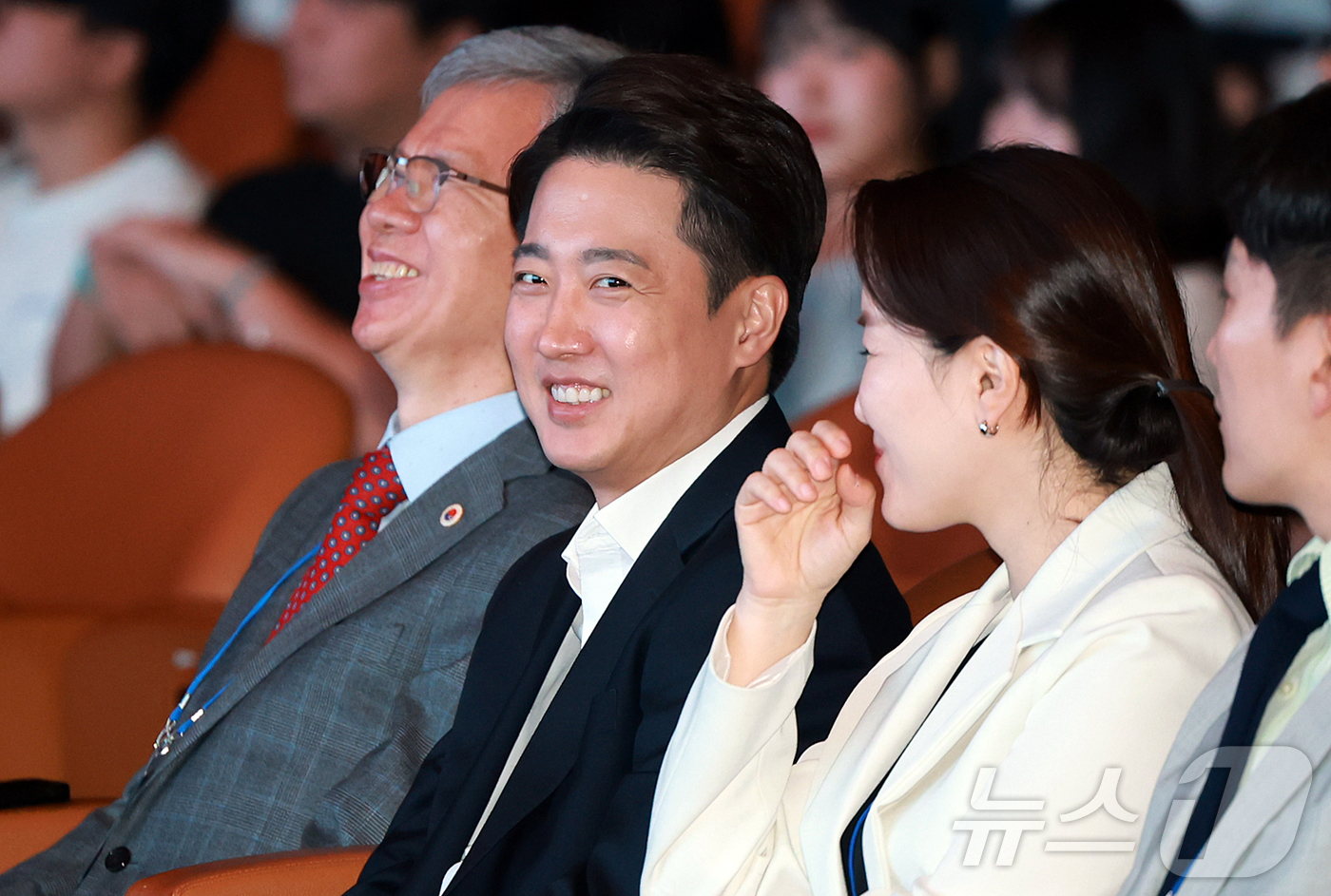 (서울=뉴스1) 김진환 기자 = 이준석 개혁신당 대통령 후보가 17일 오전 서울 강남구 코엑스에서 열린 제11회 젊은의사포럼에서 미소를 짓고 있다. 2025.5.17/뉴스1