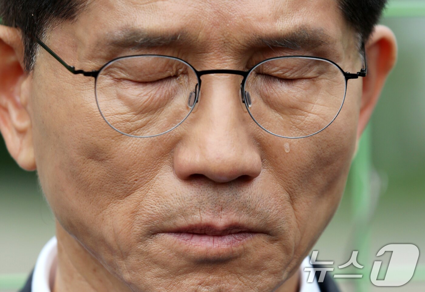 본문 이미지 - 김문수 국민의힘 대통령 후보가 17일 오전 광주 북구 광주교도소 터를 찾아 눈물을 흘리며 생각에 잠겨 있다.&#40;김문수 캠프 제공. 재판매 및 DB 금지&#41; 2025.5.17/뉴스1
