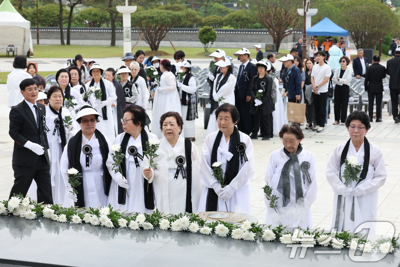 본문 이미지 - 5·18민주화운동 제45주년을 하루 앞둔 17일 광주 북구 운정동 국립5·18민주묘지에서 열린 &#39;5·18민중항쟁 제45주년 추모제&#39;에 참석한 오월어머니들이 헌화하고 있다. 2025.5.17/뉴스1 ⓒ News1 박지현 기자