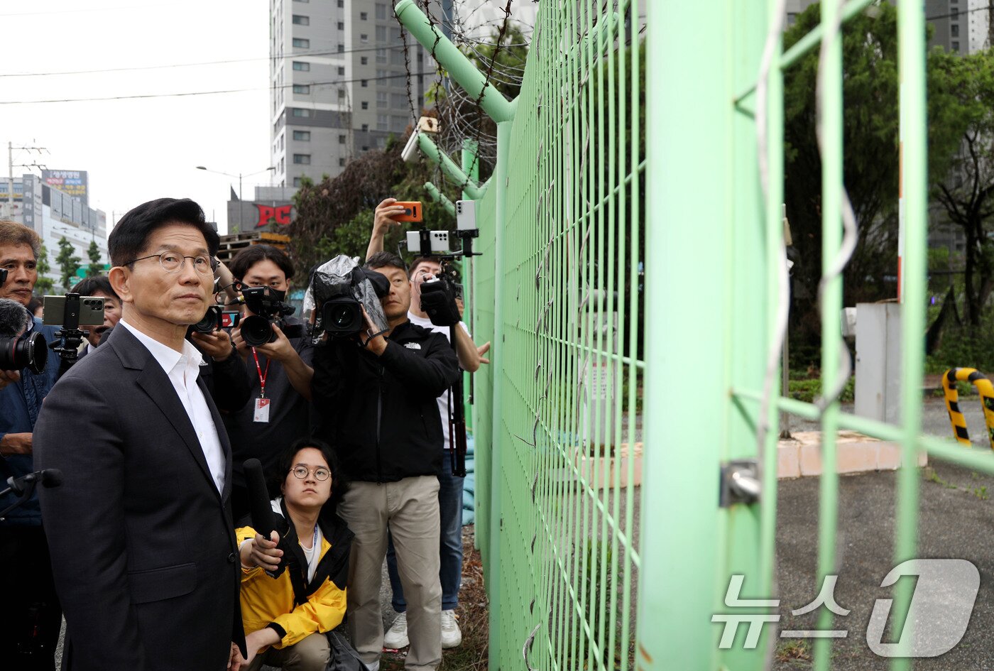 본문 이미지 - 김문수 국민의힘 대통령 후보가 17일 오전 광주 북구 광주교도소 터를 찾아 둘러보고 있다. &#40;김문수 캠프 제공. 재판매 및 DB 금지&#41; 2025.5.17/뉴스1