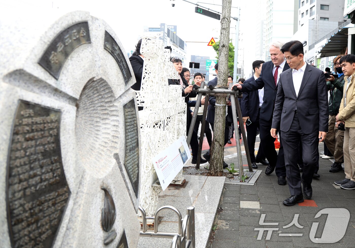 본문 이미지 - 김문수 국민의힘 대통령 후보가 17일 오전 광주 북구 광주교도소 터를 찾아 둘러보고 있다. (김문수 캠프 제공. 재판매 및 DB 금지) 2025.5.17/뉴스1