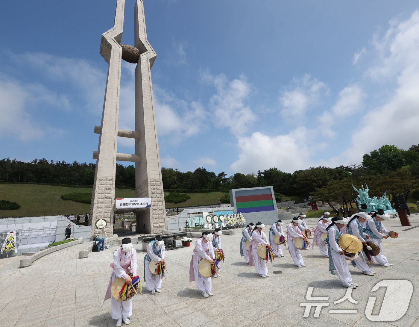 (광주=뉴스1) 박지현 기자 = 5·18민주화운동 제45주년을 하루 앞둔 17일 광주 북구 운정동 국립5·18민주묘지에서 열린 '5·18민중항쟁 제45주년 추모제'에서 추모공연이 …