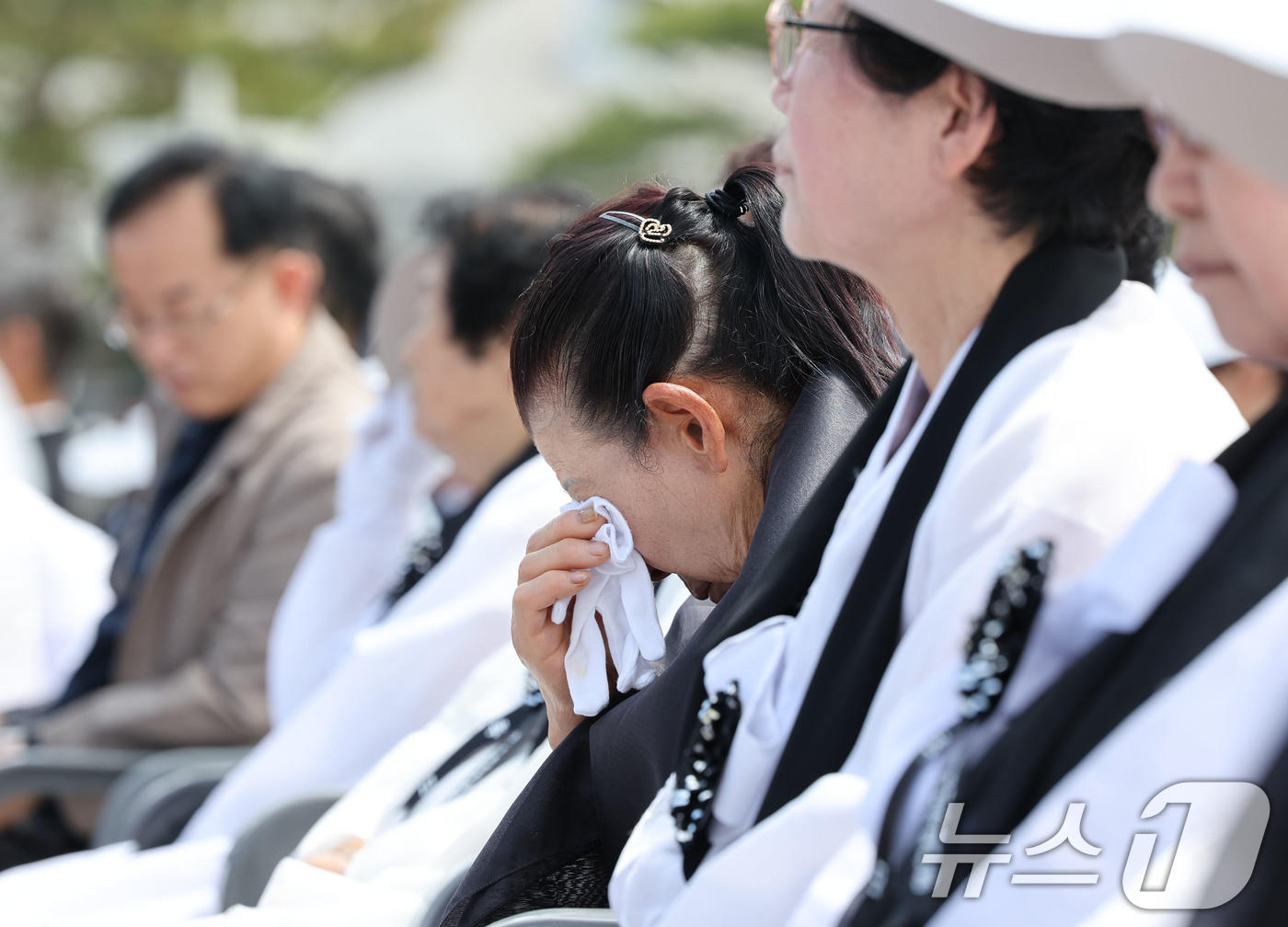 (광주=뉴스1) 박지현 기자 = 5·18민주화운동 제45주년을 하루 앞둔 17일 광주 북구 운정동 국립5·18민주묘지에서 열린 '5·18민중항쟁 제45주년 추모제'에 참석한 오월어 …