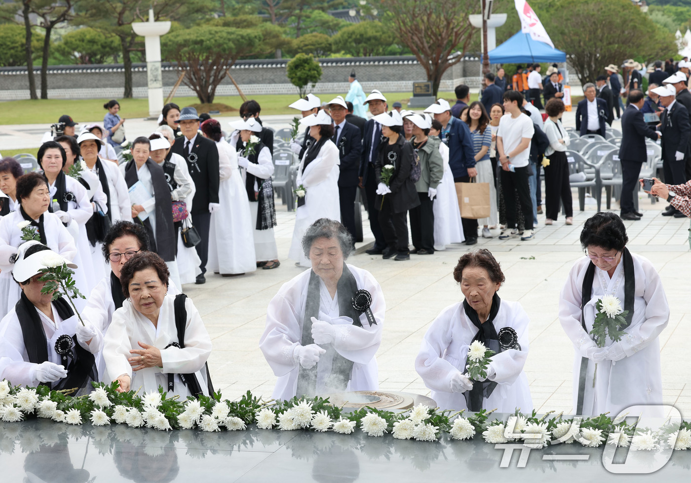 (광주=뉴스1) 박지현 기자 = 5·18민주화운동 제45주년을 하루 앞둔 17일 광주 북구 운정동 국립5·18민주묘지에서 열린 '5·18민중항쟁 제45주년 추모제'에서 오월어머니들 …