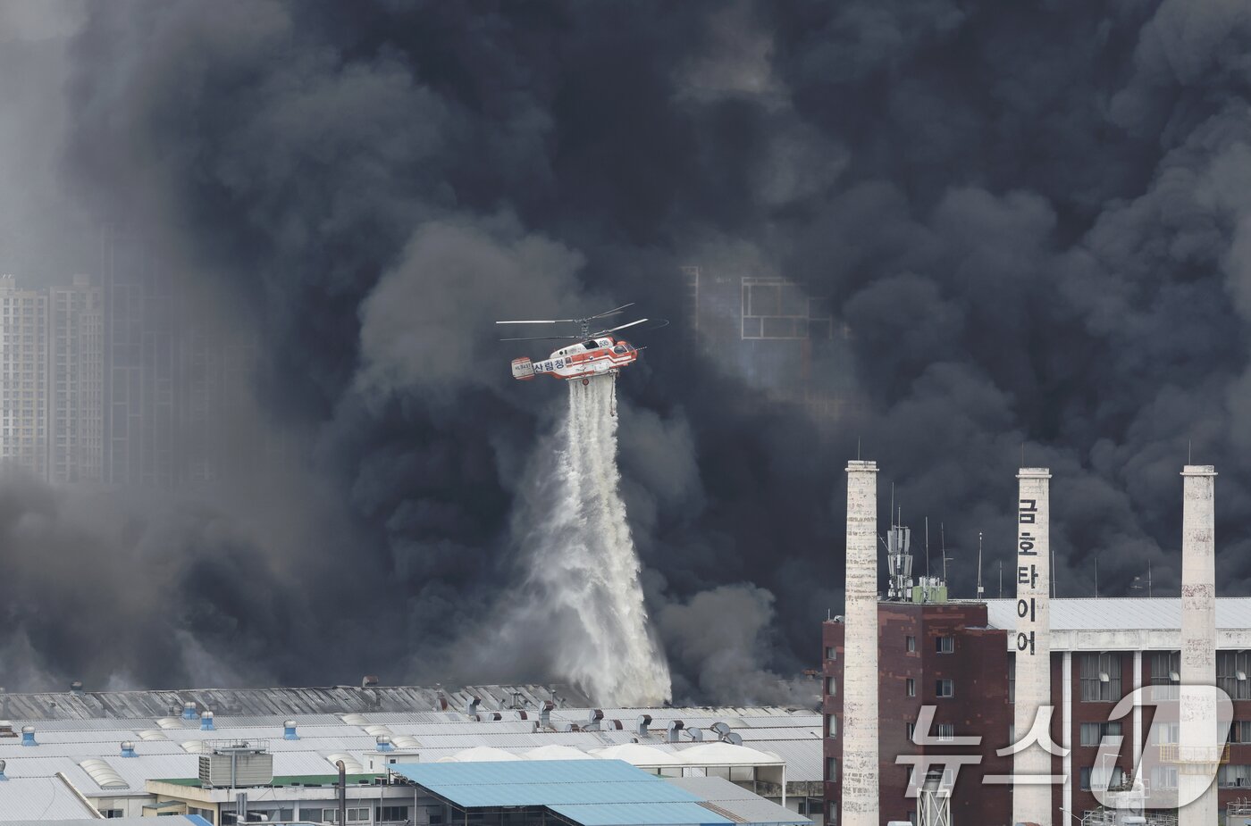 본문 이미지 - 17일 오전 광주 광산구 소촌동 금호타이어 광장공장에서 화재가 발생해 소방당국이 소방헬기를 동원해 진화 작업을 하고 있다 2025.5.17/뉴스1 ⓒ News1 김태성 기자