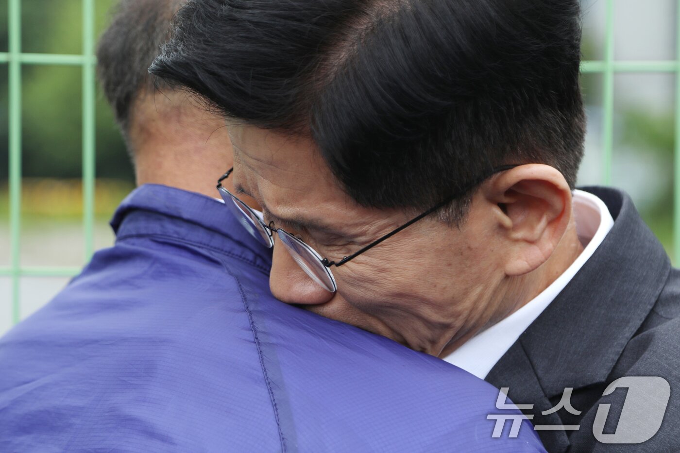 본문 이미지 - 김문수 국민의힘 대통령 후보가 17일 오전 광주 북구 광주교도소 터 앞에서 수감 생활을 함께 했던 남궁욱섭 씨와 포옹하고 있다. &#40;김문수 캠프 제공. 재판매 및 DB 금지&#41; 2025.5.17/뉴스1