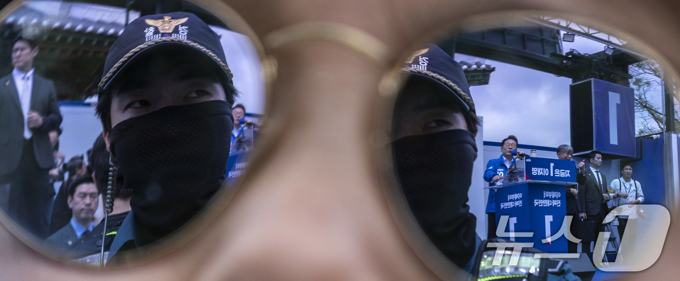 (나주=뉴스1) 이재명 기자 = 17일 오전 전남 나주시 금성관망화루 앞에서 열린 이재명 더불어민주당 대통령 후보 유세에서 .한 시민이 쓴 선글라스에 유세장 풍경이 투영돼 있다. …