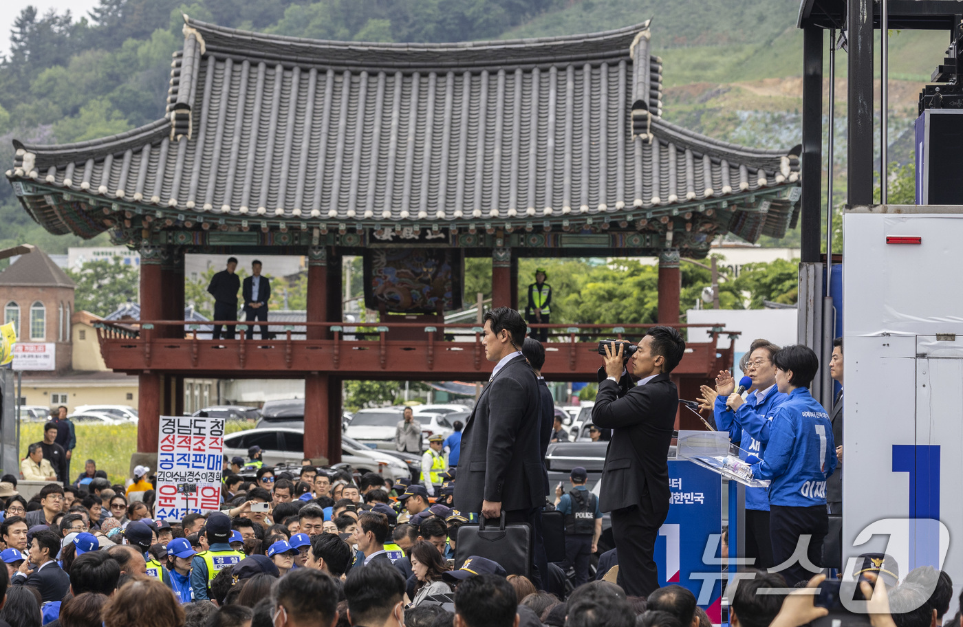 (나주=뉴스1) 이재명 기자 = 이재명 더불어민주당 대통령 후보가 17일 오전 전남 나주시 금성관망화루 앞에서 지지를 호소하고 있다. (공동취재) 2025.5.17/뉴스1