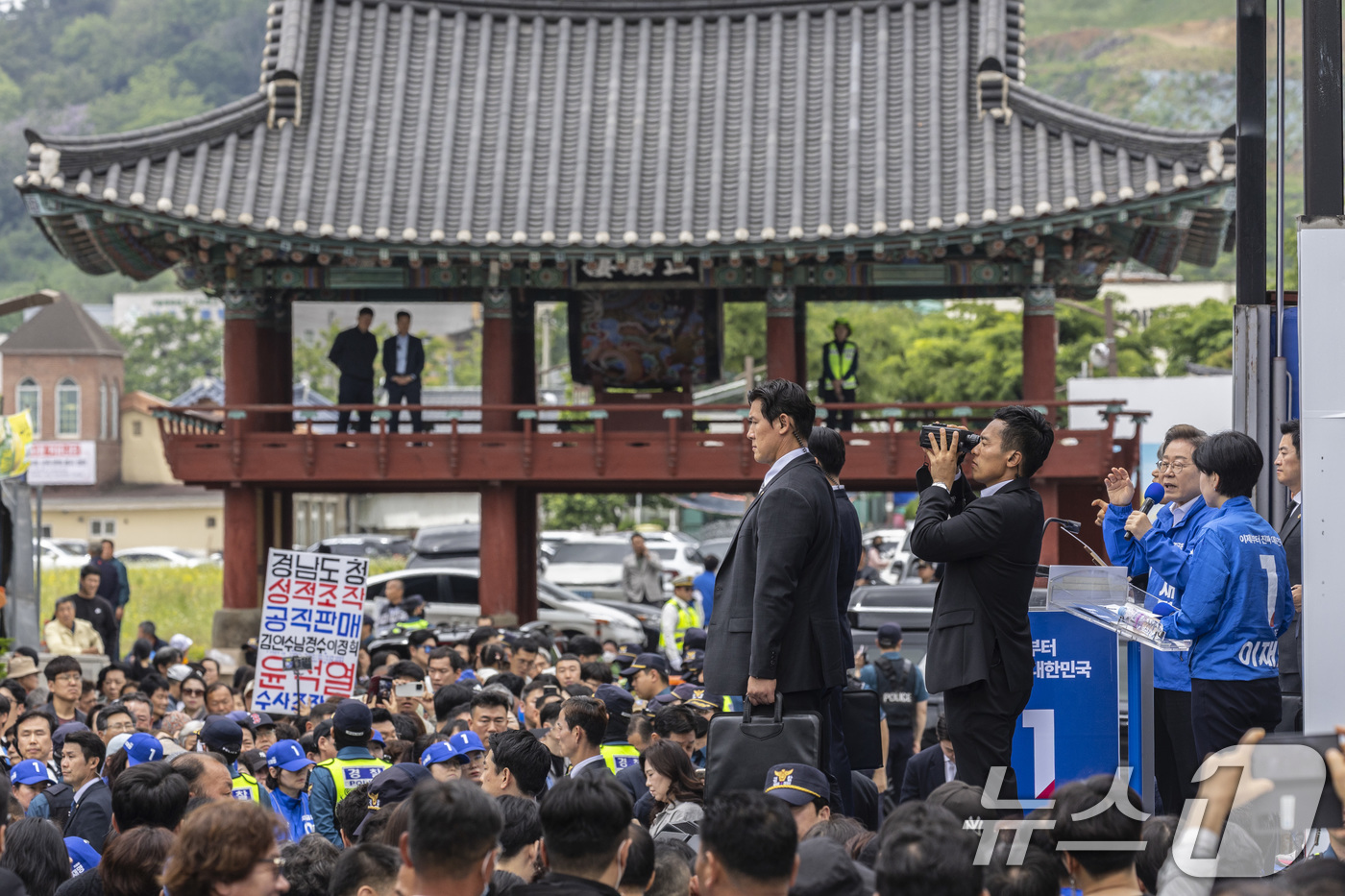 (나주=뉴스1) 이재명 기자 = 이재명 더불어민주당 대통령 후보가 17일 오전 전남 나주시 금성관망화루 앞에서 지지를 호소하고 있다. (공동취재) 2025.5.17/뉴스1