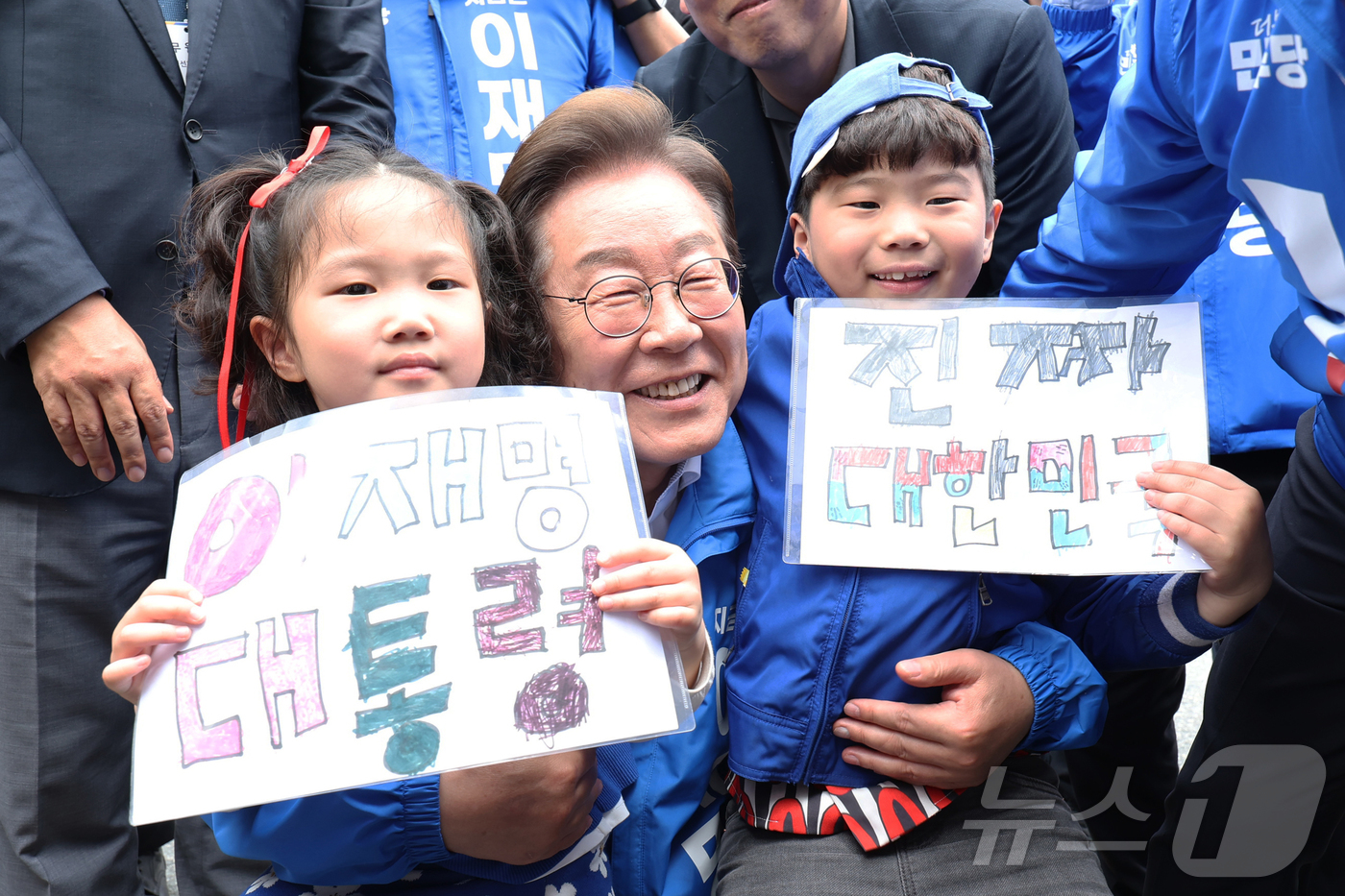 (나주=뉴스1) 이재명 기자 = 이재명 더불어민주당 대통령 후보가 17일 전남 나주시 금성관 앞에서 열린 유세에서 어린이들과 사진을 찍고 있다. (공동취재) 2025.5.17/뉴스 …