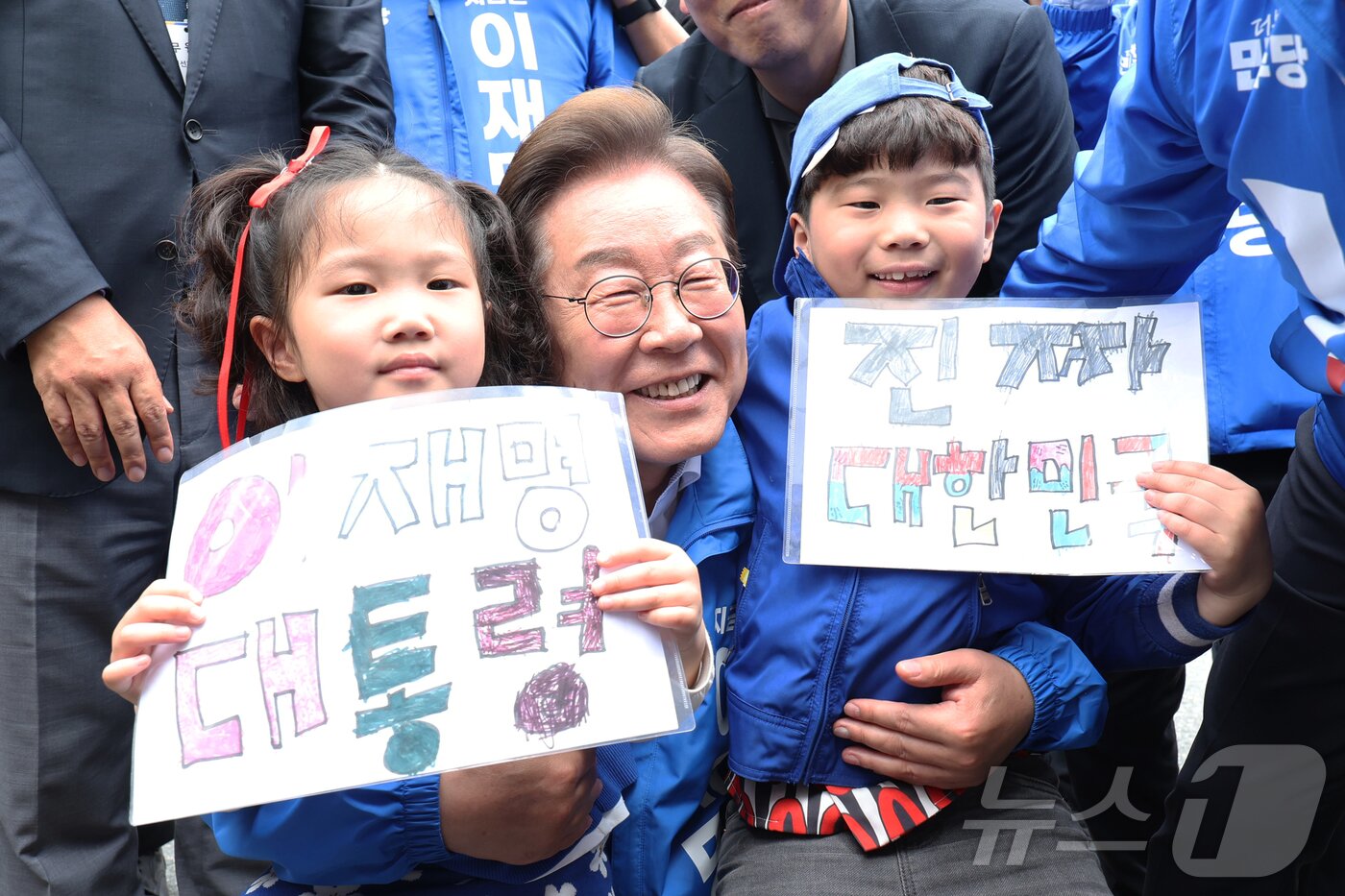 본문 이미지 - 이재명 더불어민주당 대통령 후보가 17일 전남 나주시 금성관 앞에서 열린 유세에서 어린이들과 사진을 찍고 있다. &#40;공동취재&#41; 2025.5.17/뉴스1 ⓒ News1 이재명 기자