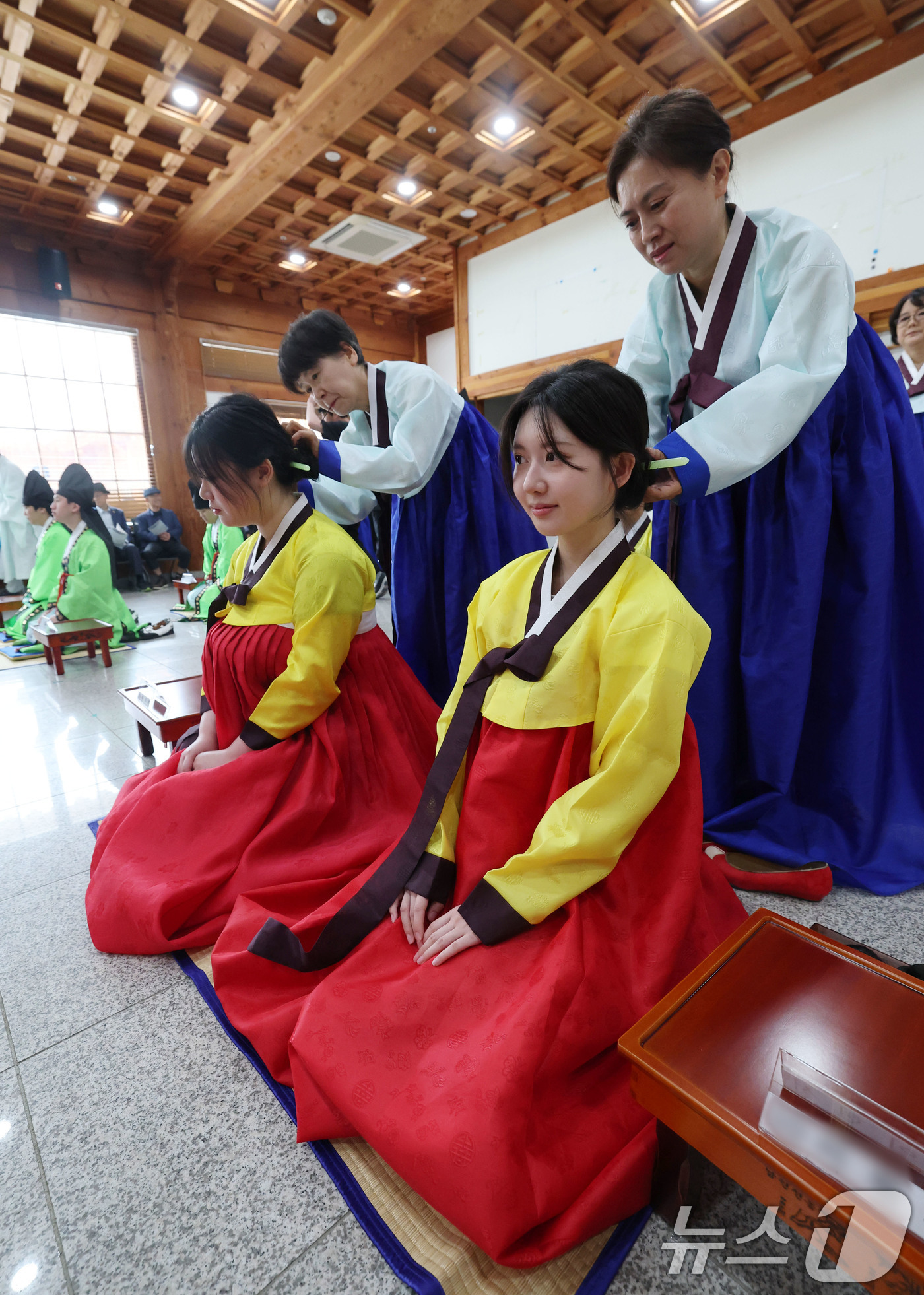 (서울=뉴스1) 박세연 기자 = 17일 오전 서울 동대문구 서울한방진흥센터 대강당에서 열린 제14회 동대문구 전통 성년례에서 참가자들이 여자에게 쪽을 찌고 비녀를 꽂는 계례(筓禮) …