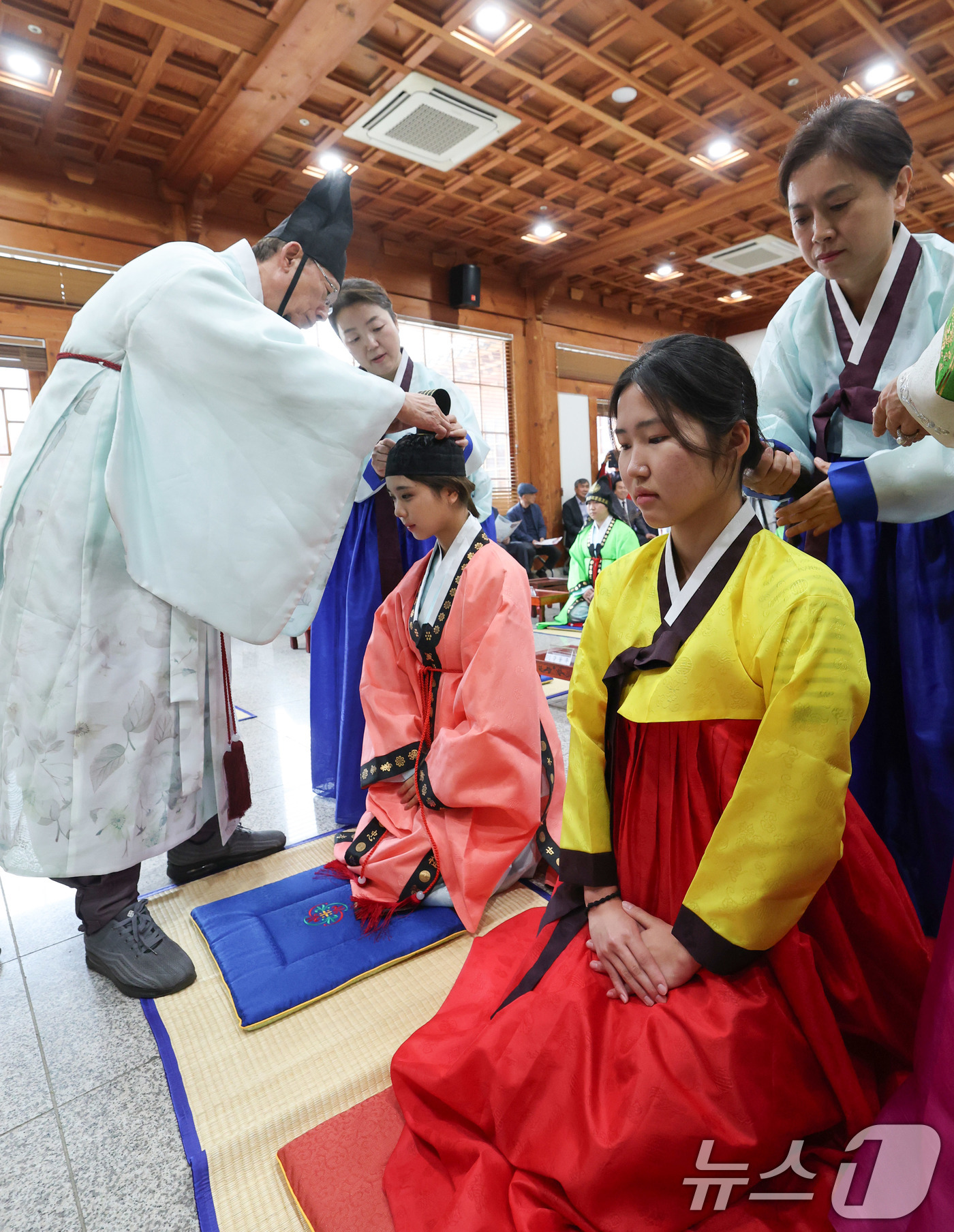 (서울=뉴스1) 박세연 기자 = 17일 오전 서울 동대문구 서울한방진흥센터 대강당에서 열린 제14회 동대문구 전통 성년례에서 참가자들이 성인이 된 남자에게 관(冠)을 씌우는 관례( …