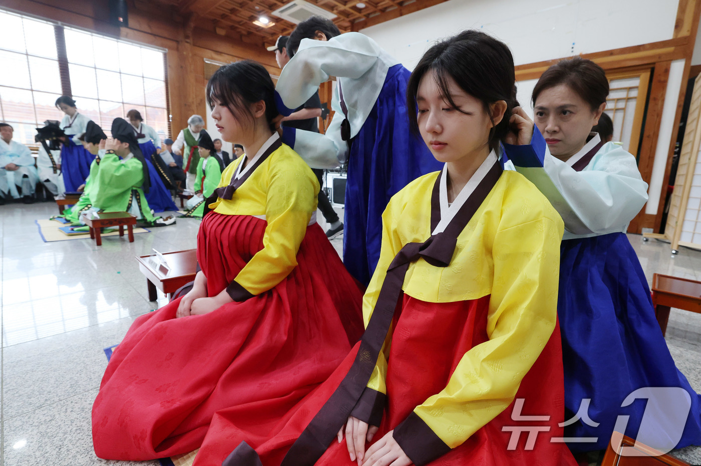 (서울=뉴스1) 박세연 기자 = 17일 오전 서울 동대문구 서울한방진흥센터 대강당에서 열린 제14회 동대문구 전통 성년례에서 참가자들이 여자에게 쪽을 찌고 비녀를 꽂는 계례(筓禮) …