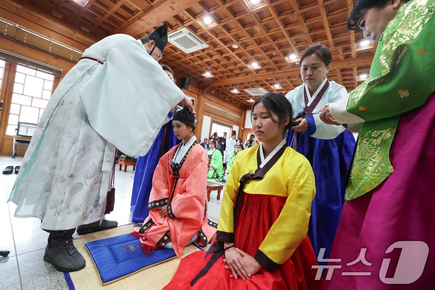 (서울=뉴스1) 박세연 기자 = 17일 오전 서울 동대문구 서울한방진흥센터 대강당에서 열린 제14회 동대문구 전통 성년례에서 참가자들이 성인이 된 남자에게 관(冠)을 씌우는 관례( …