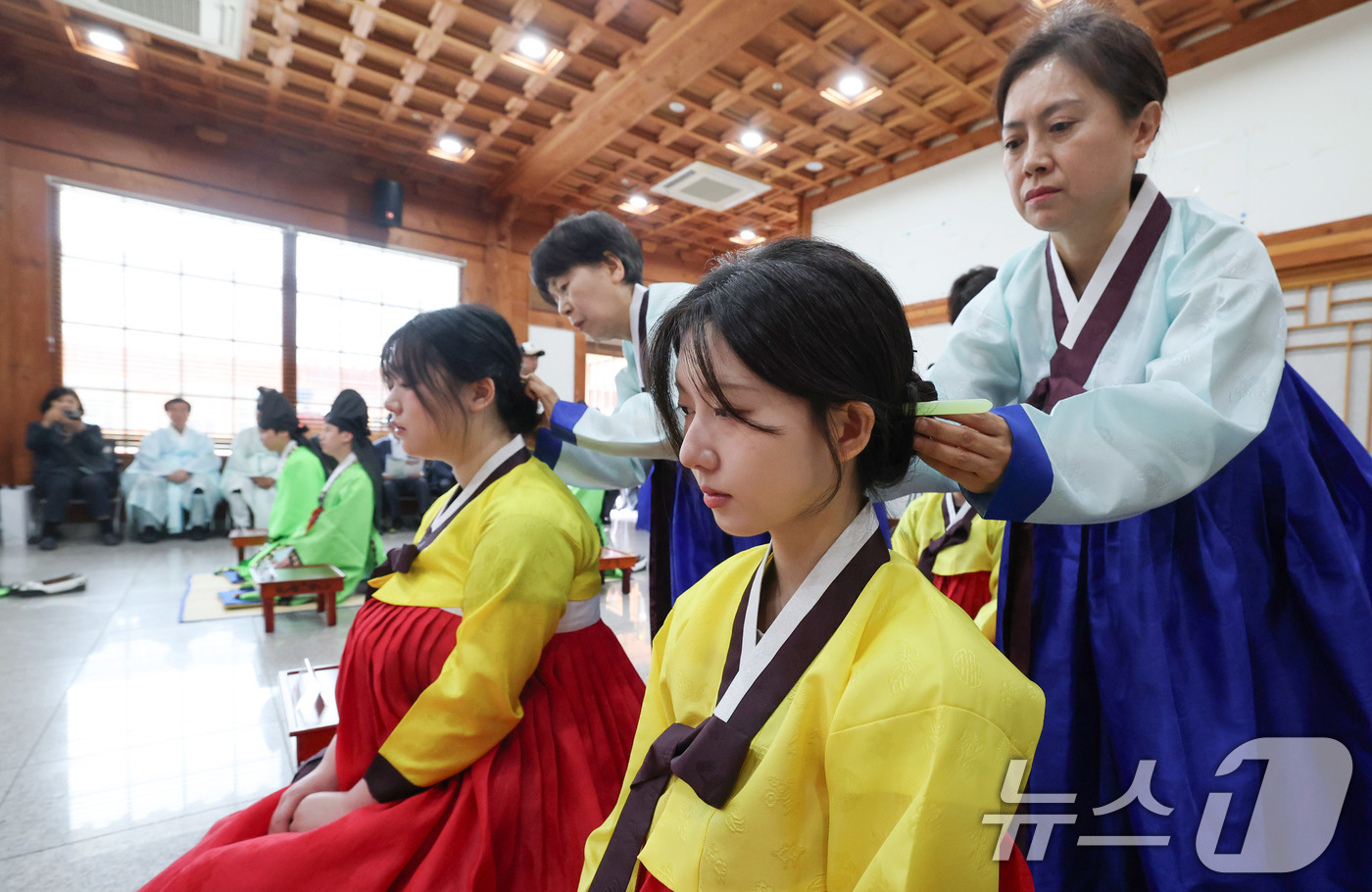 (서울=뉴스1) 박세연 기자 = 17일 오전 서울 동대문구 서울한방진흥센터 대강당에서 열린 제14회 동대문구 전통 성년례에서 참가자들이 여자에게 쪽을 찌고 비녀를 꽂는 계례(筓禮) …