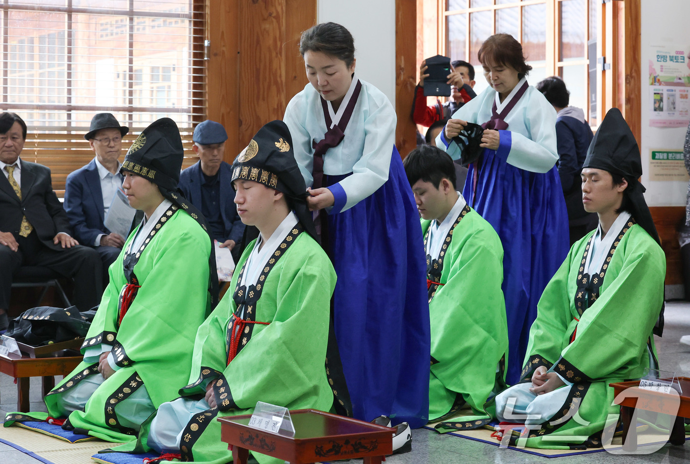 (서울=뉴스1) 박세연 기자 = 17일 오전 서울 동대문구 서울한방진흥센터 대강당에서 열린 제14회 동대문구 전통 성년례에서 참가자들이 성인이 된 남자에게 관(冠)을 씌우는 관례( …