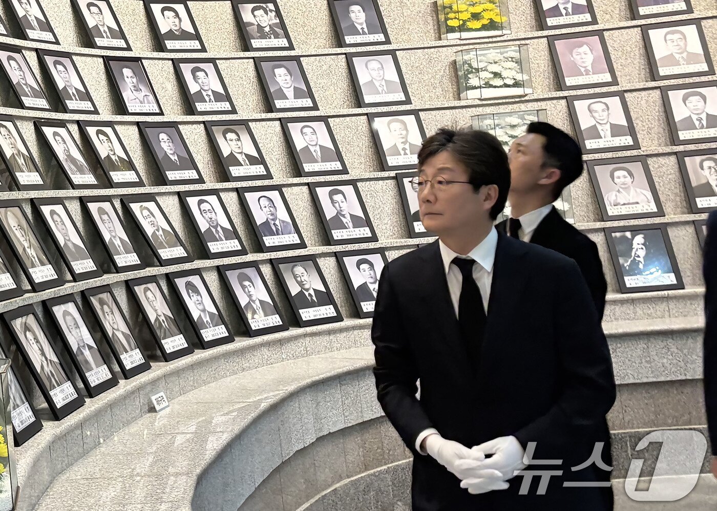 본문 이미지 - 5·18민주화운동 제45주년을 하루 앞둔 17일 유승민 의원이 광주 북구 운정동 국립5·18민주묘지 유영봉안소에서 열사들을 바라보고 있다. 2025.5.17/뉴스1 ⓒ News1 박지현 기자