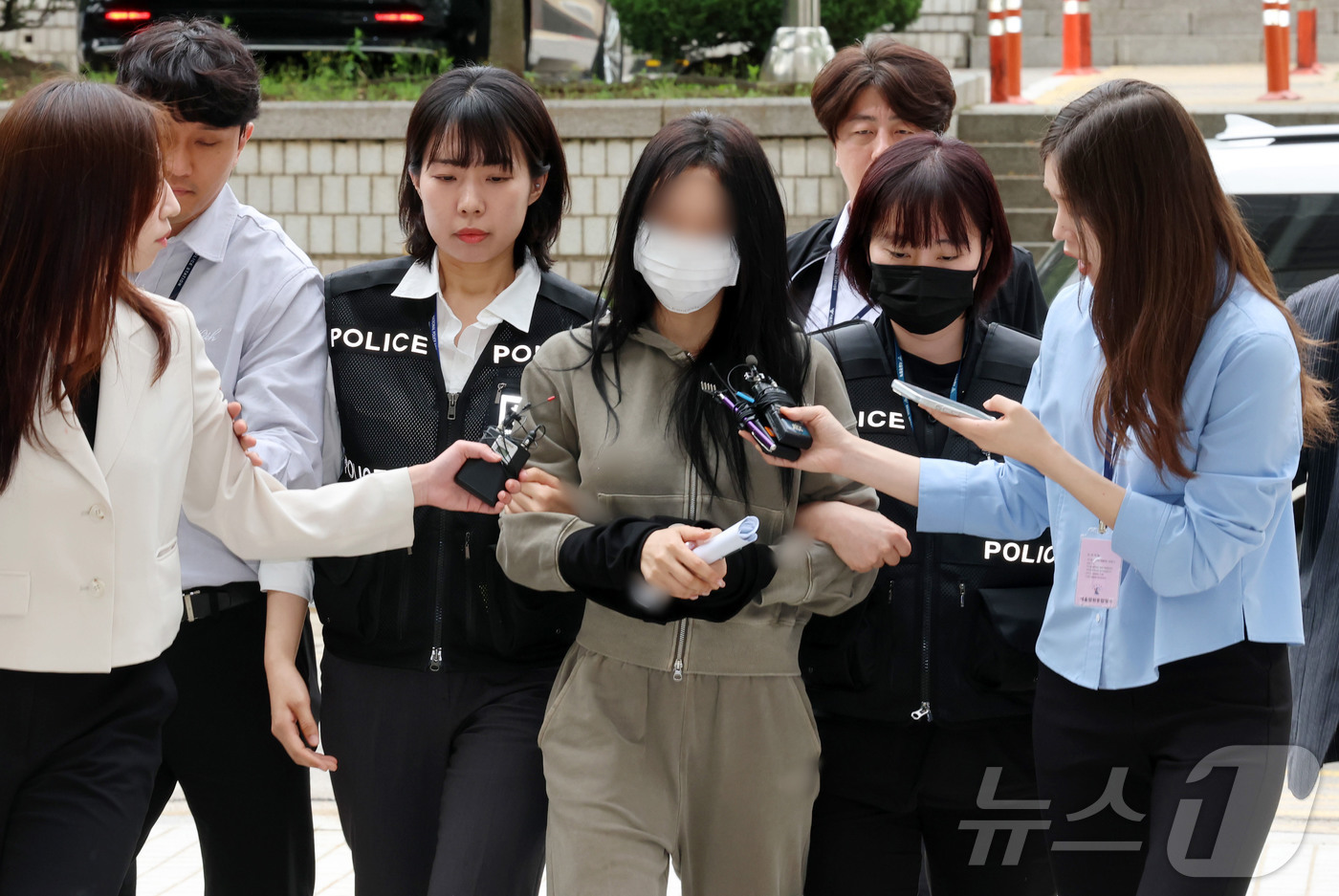 (서울=뉴스1) 박세연 기자 = 축구 국가대표팀 주장 손흥민을 상대로 돈을 받아내려해 공갈 혐의를 받고 있는 양씨(20대 여성)가 17일 서초구 서울중앙지방법원에서 열린 구속 전 …