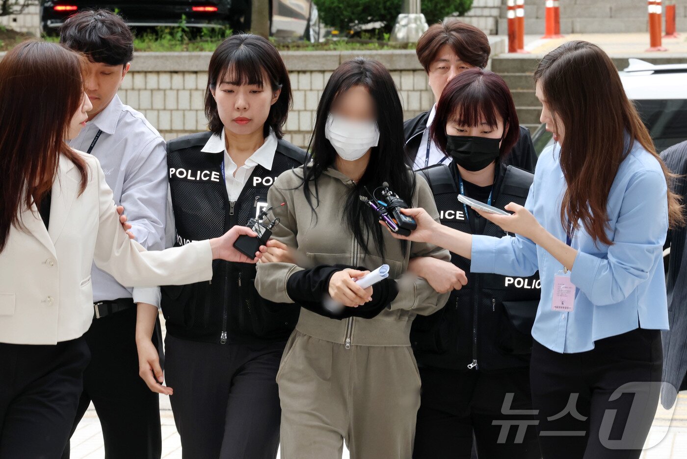 본문 이미지 - 축구 국가대표팀 주장 손흥민을 상대로 돈을 받아내려해 공갈 혐의를 받고 있는 양씨&#40;20대 여성&#41;가 17일 서초구 서울중앙지방법원에서 열린 구속 전 피의자심문&#40;영장심사&#41;에 출석하고 있다. 양 씨는 지난해 6월 손흥민 측에 &#34;아이를 임신했다＂며 태아 초음파 사진을 보내고 이 사실을 폭로하겠다고 협박해 3억 원을 뜯어낸 혐의를 받는다. 양 씨가 주장하는 임신 시점은 손흥민 측 진술과 차이가 있는 것으로 알려졌다. 2025.5.17/뉴스1 ⓒ News1 박세연 기자
