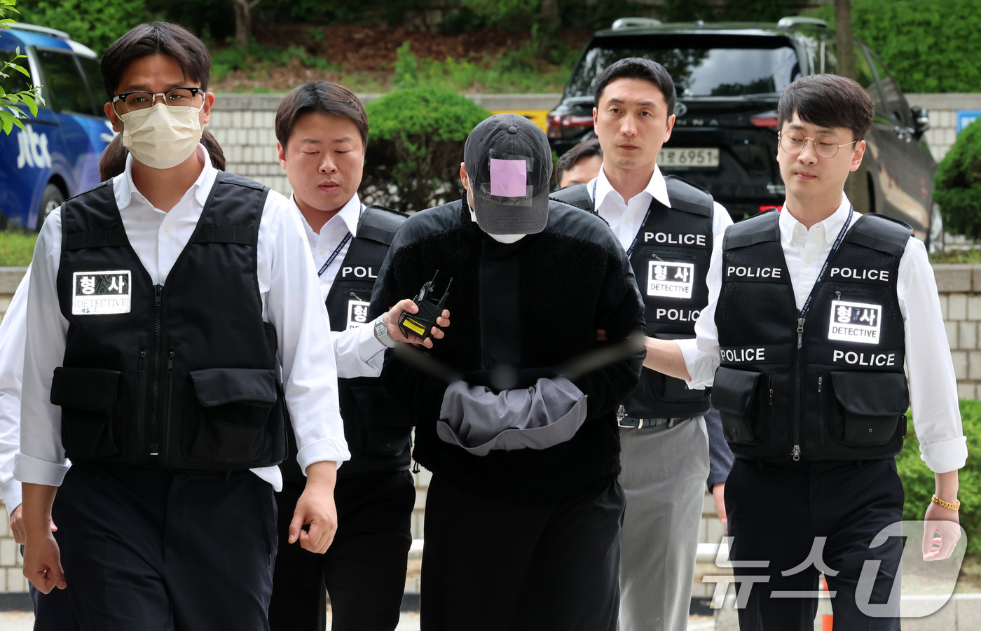 (서울=뉴스1) 박세연 기자 = 축구 국가대표팀 주장 손흥민을 상대로 20대 여성 양모씨와 함께 돈을 받아내려해 공갈 혐의를 받는 용(40대 남성)씨가 17일 서초구 서울중앙지방법 …