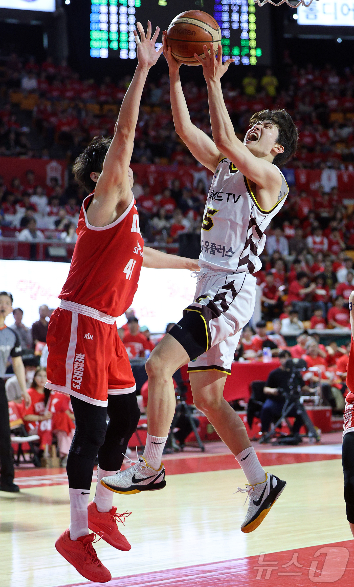 (서울=뉴스1) 김진환 기자 = 17일 오후 서울 송파구 잠실학생체육관에서 열린 '2024-25 KCC 프로농구 챔피언결정전 7차전' 서울 SK 나이츠와 창원 LG 세이커스의 경기 …