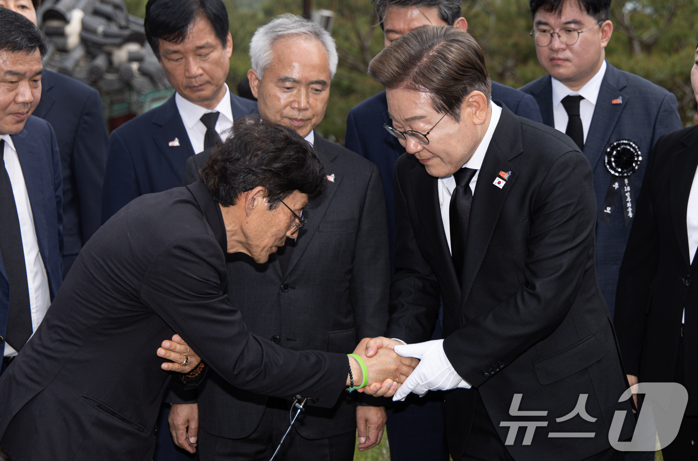 (광주=뉴스1) 이재명 기자 = 이재명 더불어민주당 대통령 후보가 17일 오후 광주 북구 5·18 민주묘지를 찾아 김동수 열사 묘역에 헌화한 후 유족을 위로하고 있다. 2025.5 …