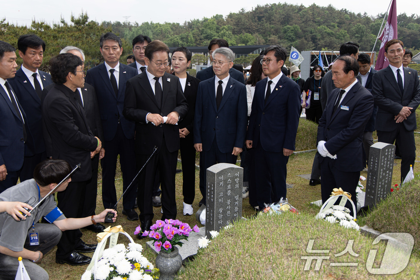 (광주=뉴스1) 이재명 기자 = 이재명 더불어민주당 대통령 후보가 17일 오후 광주 북구 5·18 민주묘지를 찾아 김동수 열사 묘역에 헌화한 후 유족과 대화를 나누고 있다. 202 …
