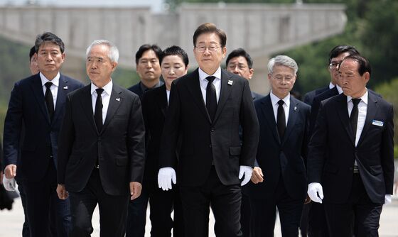 이재명·김문수, 5·18 민주묘지 나란히 참배