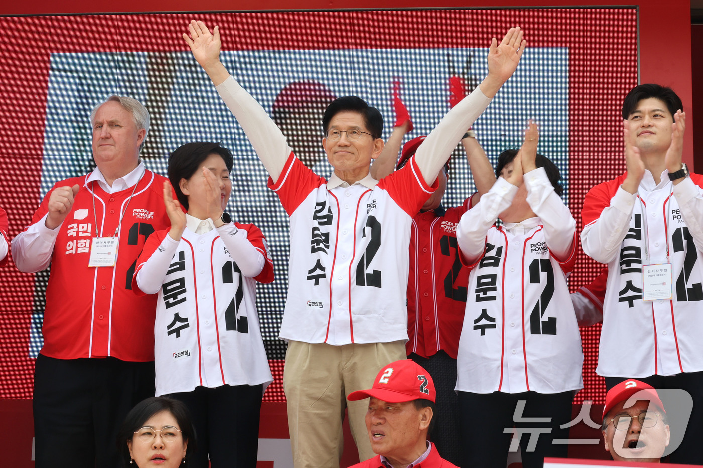 (전주=뉴스1) 이광호 기자 = 김문수 국민의힘 대통령 후보가 17일 오후 전북 전주시 완산구 한옥마을 거리에서 가진 유세에서 시민들에게 인사하고 있다. 2025.5.17/뉴스1